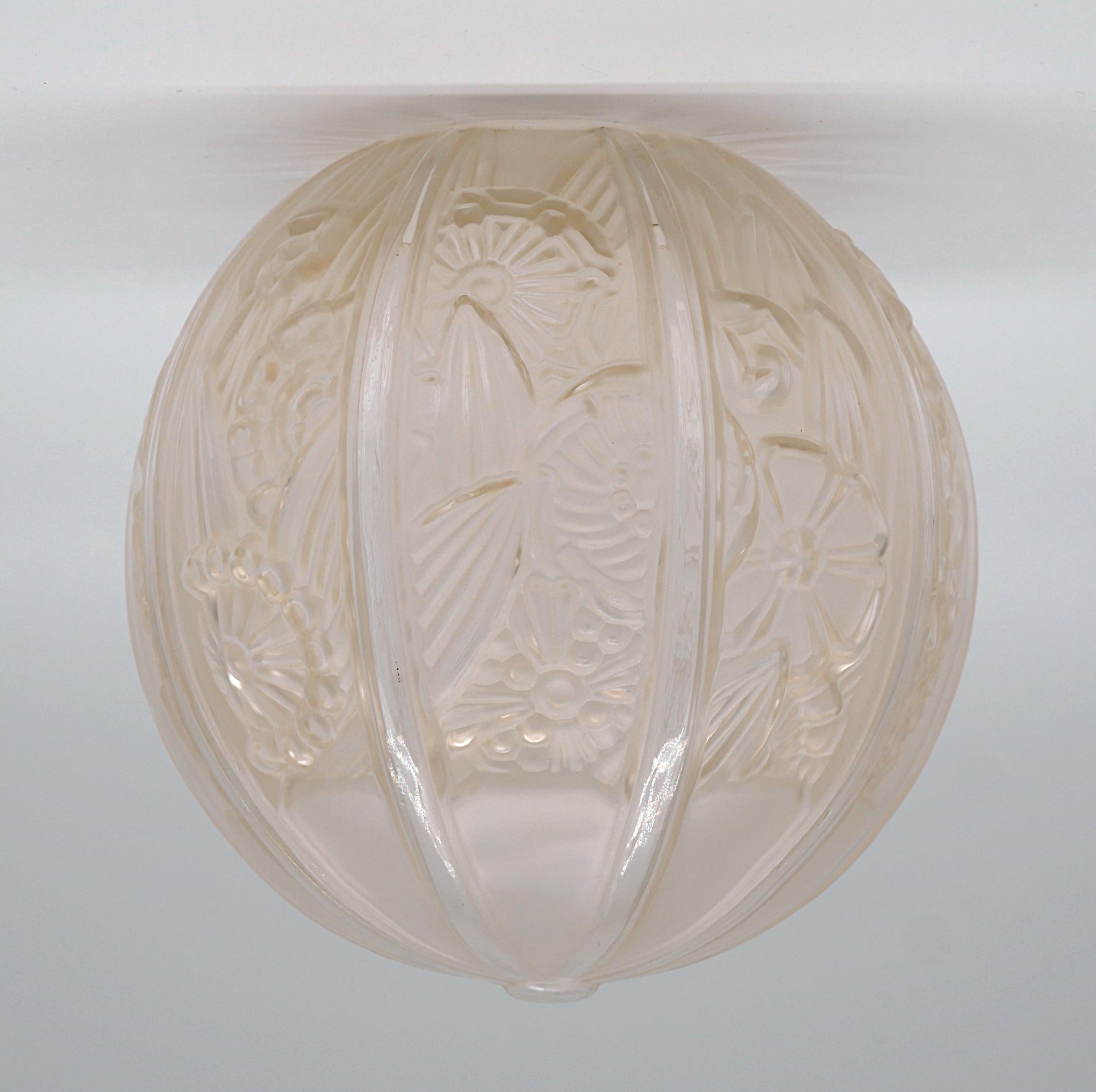 Frosted Hettier-Vincent Pair of French Art Deco Pendants Chandeliers, circa 1925