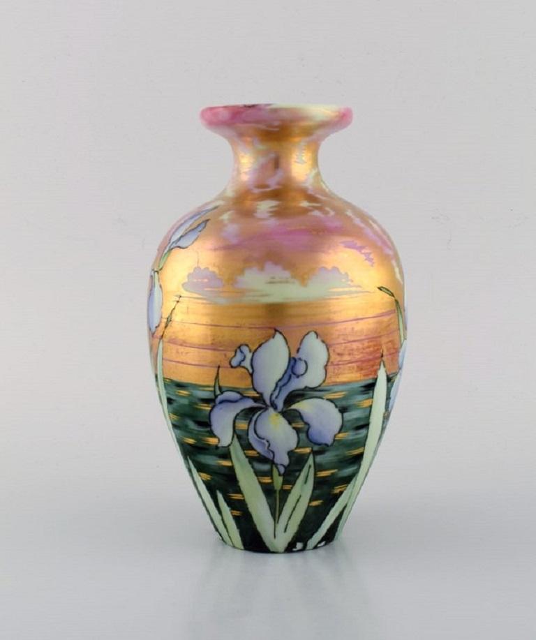 Heubach, Germany. Antique Art Nouveau vase in porcelain with hand-painted flowers and gold decoration. 
Ca. 1900.
Measures: 17.5 x 11.5 cm.
In excellent condition.
Stamped.