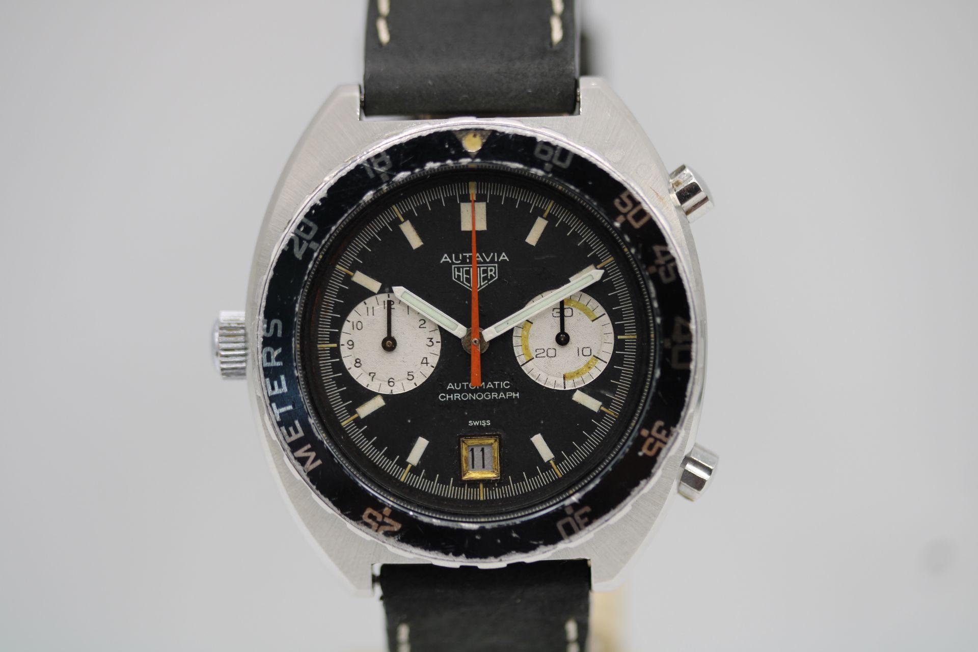 Un Heuer vintage exceptionnel de la gamme Autavia, le 11630 P datant d'aussi loin que 1972 ! Aussi originale que possible, cette Heuer est en excellent état de marche après être passée par notre atelier. Elle fonctionne à +6 secondes par jour, ce