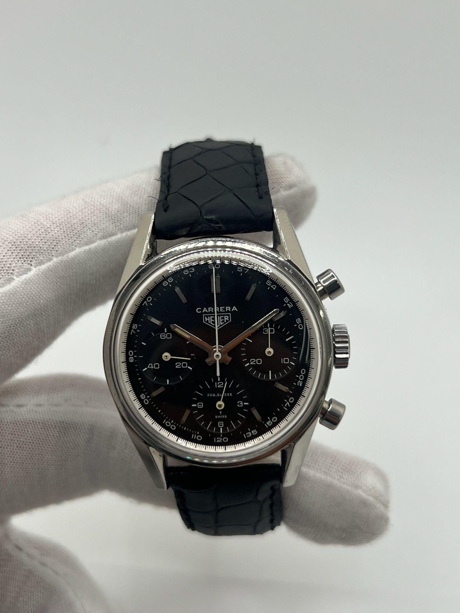 Entrez dans l'univers d'une véritable légende horlogère avec cette Heuer Carrera 2447NT ultra rare - une pièce de graal pour les collectionneurs chevronnés et les connaisseurs de chronographes vintage. Avec moins de dix exemplaires connus dans le