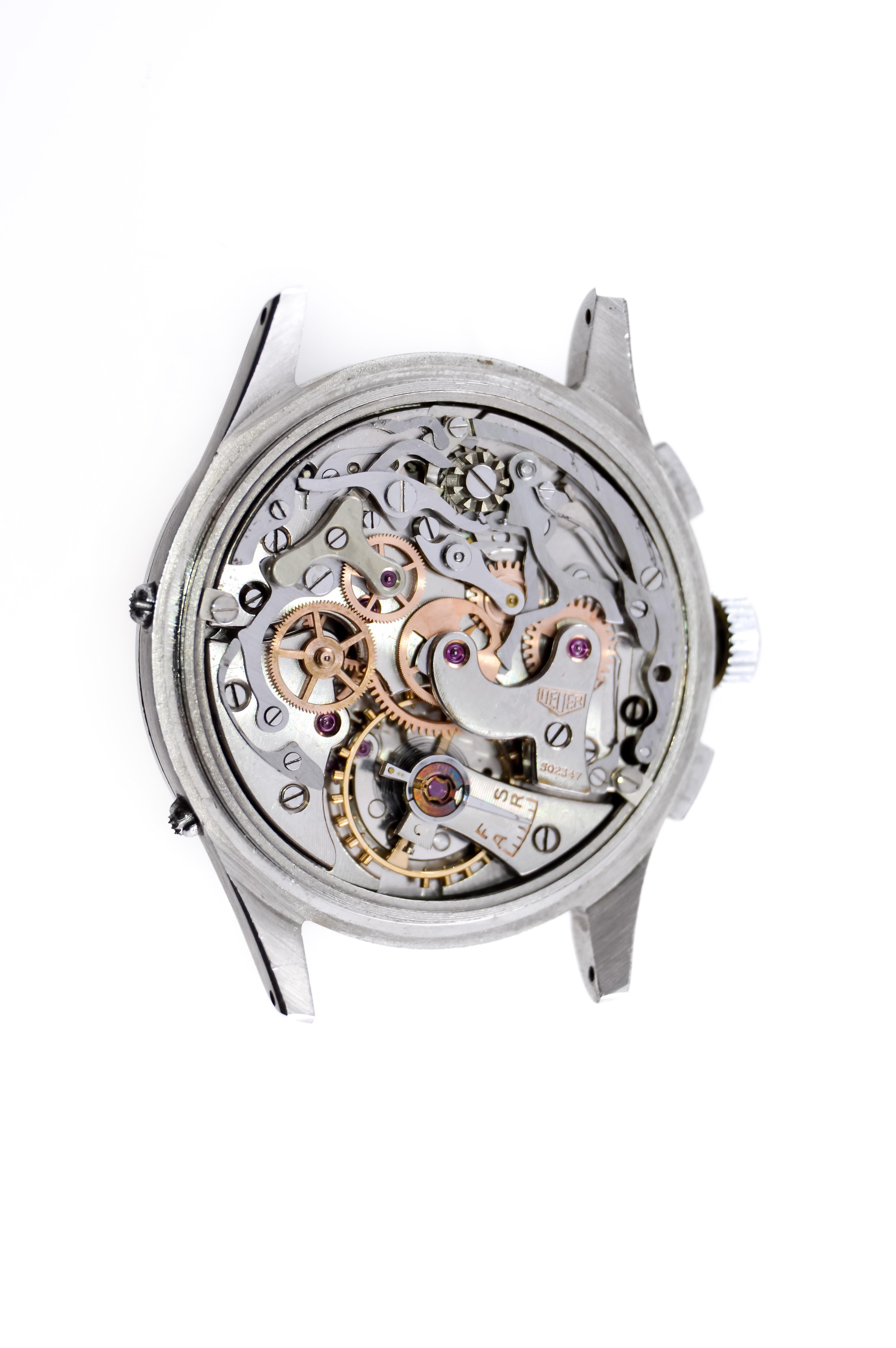 Montre-bracelet chronographe Heuer triple date en acier inoxydable avec cadran d'origine en vente 8