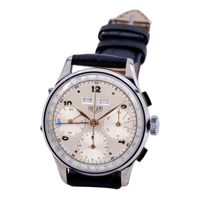 Montre-bracelet chronographe Heuer triple date en acier inoxydable avec cadran d'origine en vente 2