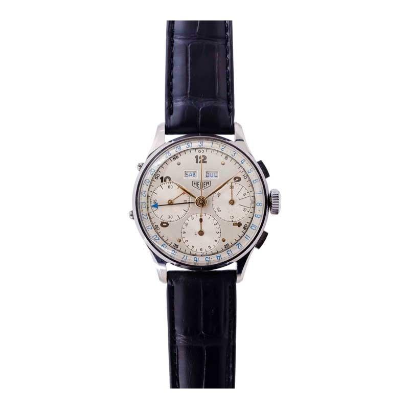 Montre-bracelet chronographe Heuer triple date en acier inoxydable avec cadran d'origine en vente 4