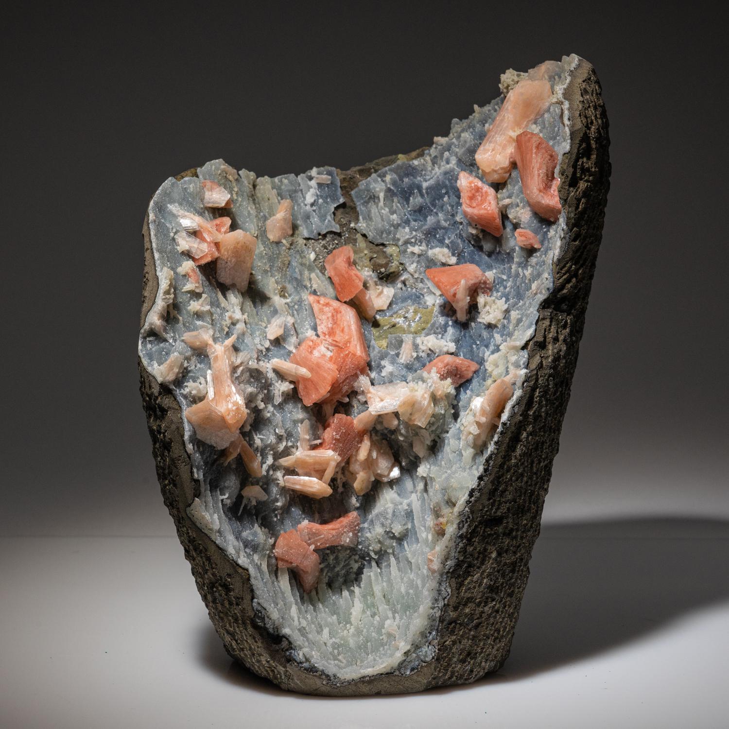 Heulandite on Chalcedony with Stilbite from Sawda, Maharashtra, India In New Condition For Sale In New York, NY