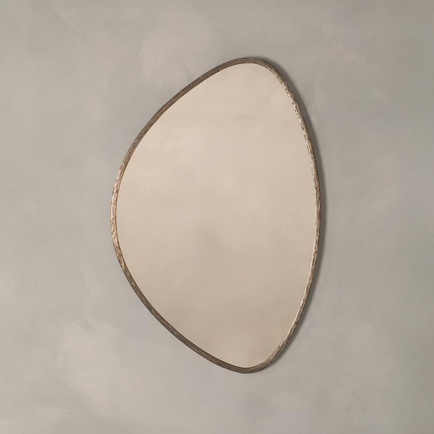 Minimaliste Miroir mural Hewer - Laiton patiné et sculpté - Fait à la main en Grande-Bretagne - Large en vente