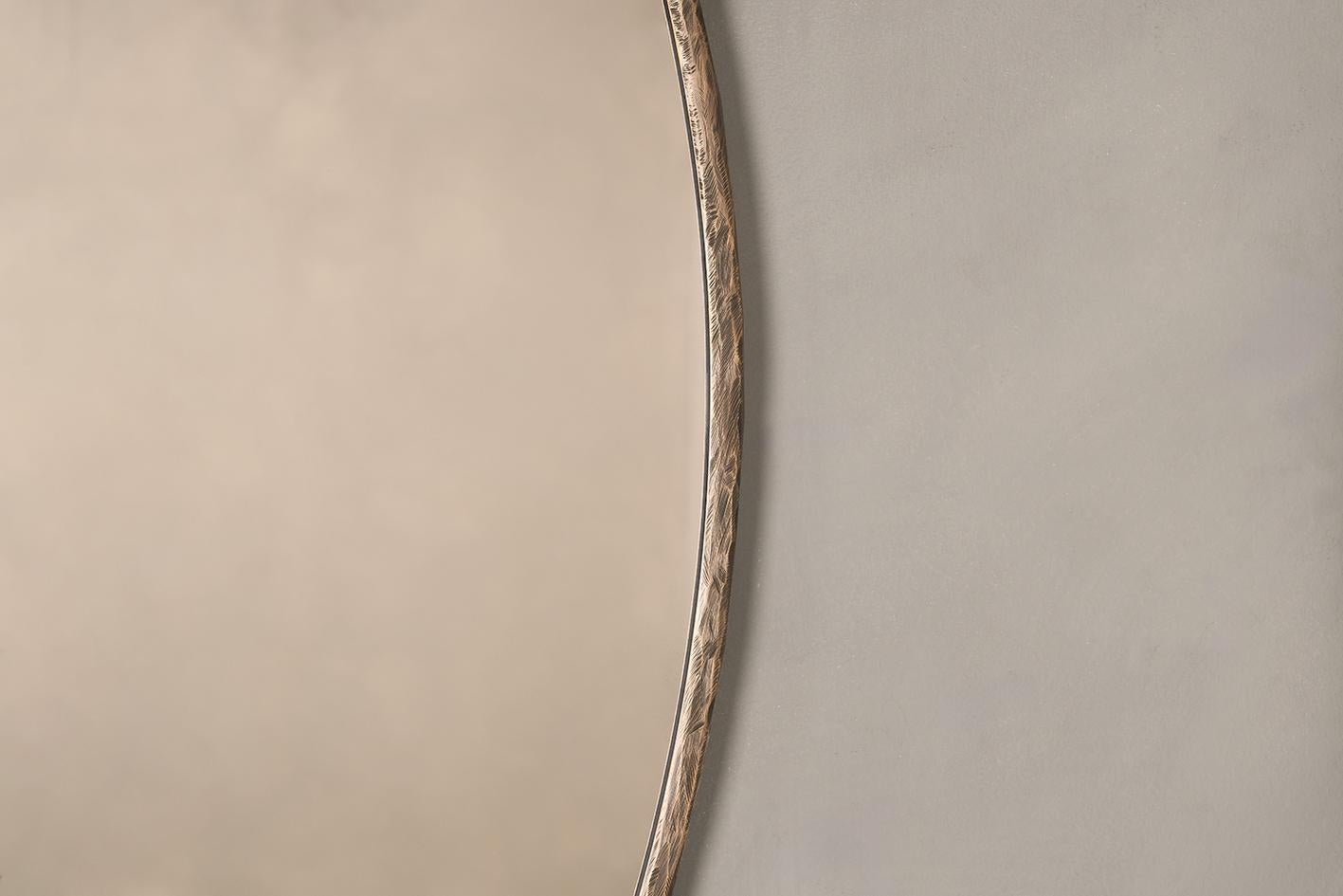Wandspiegel aus patiniertem Messing und bronzefarben getöntem Glas. Im Norden auf Bestellung handgefertigt. Sondergrößen und -ausführungen sind erhältlich.

Lieferung mit zwei Schraubbefestigungspunkten an der Rückseite. Größere Spiegel werden mit