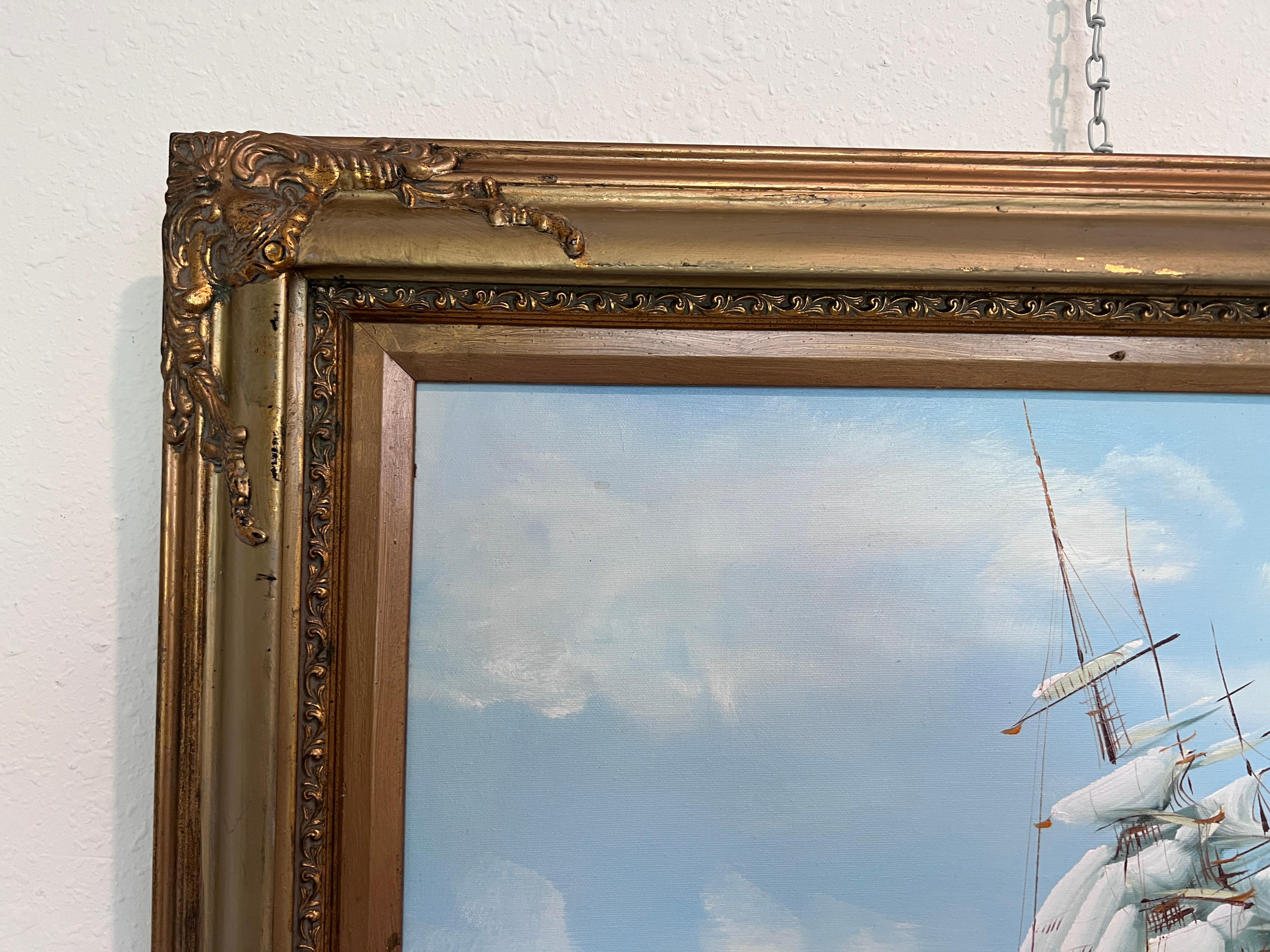 Se vende un óleo original sobre lienzo del artista marítimo Hewett R. Jackson (1914-2007). Esta llamativa escena náutica representa un majestuoso velero rompiendo entre olas de un azul profundo, dejando tras de sí una espectacular estela blanca. Los
