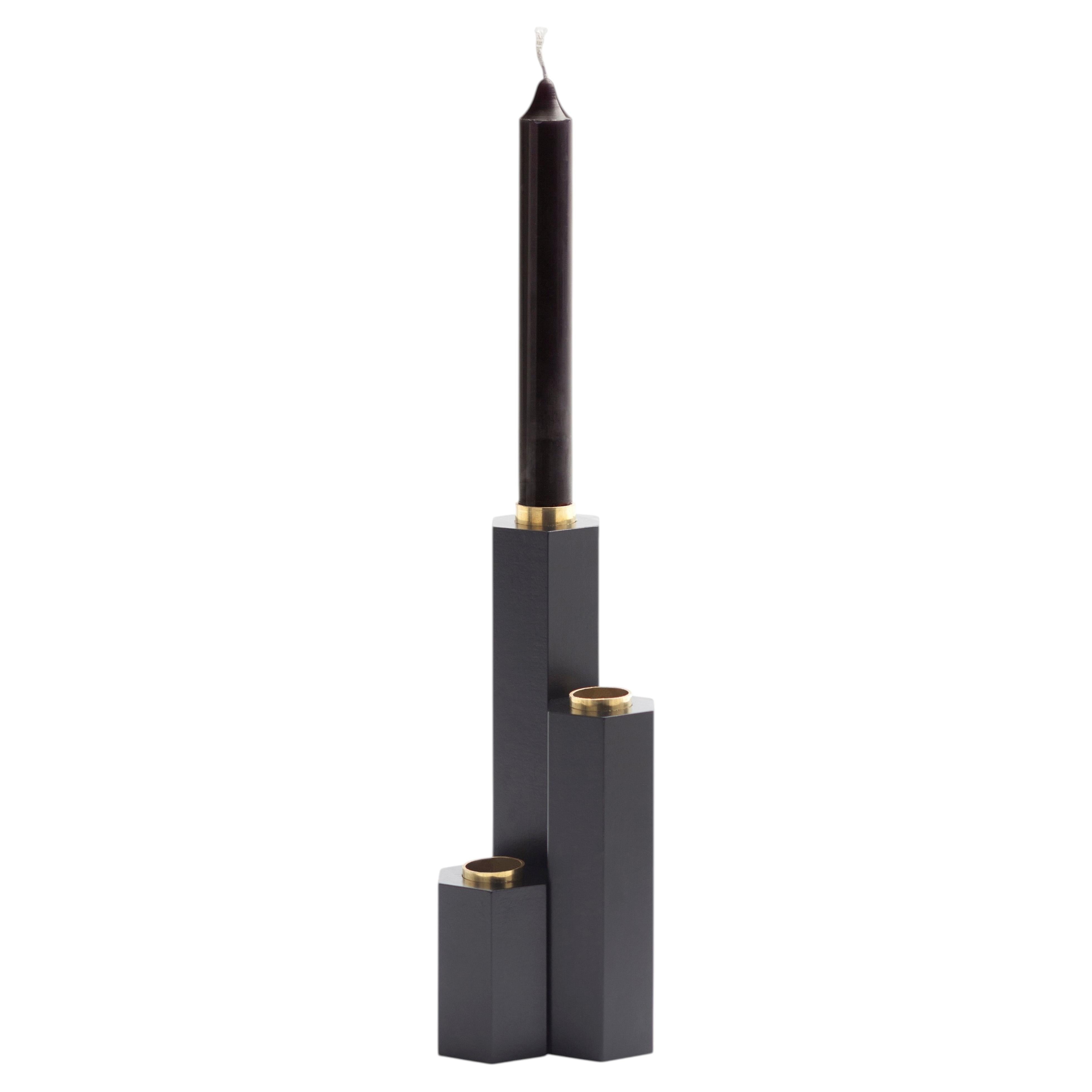 Portavelas «Hex Candle» de latón y madera, de Aparentment en venta