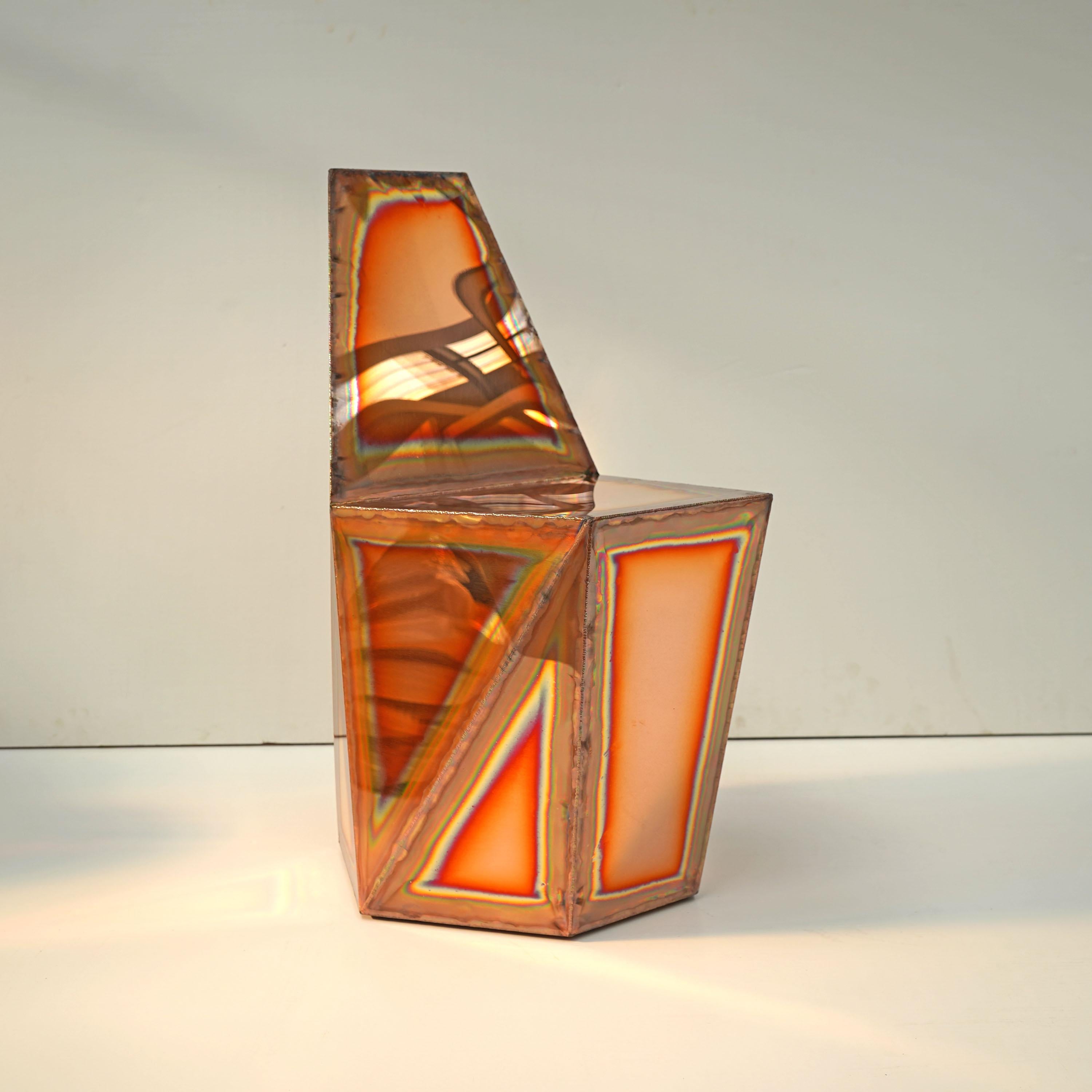 Sedia Hex in rame e specchio saldato di Julian Mayor
Edizione limitata di 50 + 10 AP.
Dimensioni: D 50 x L 45 x H 78 cm. 
Materiali: Lucido a specchio e rame.

Julian Mayor è un artista e designer britannico famoso per le sue opere scultoree