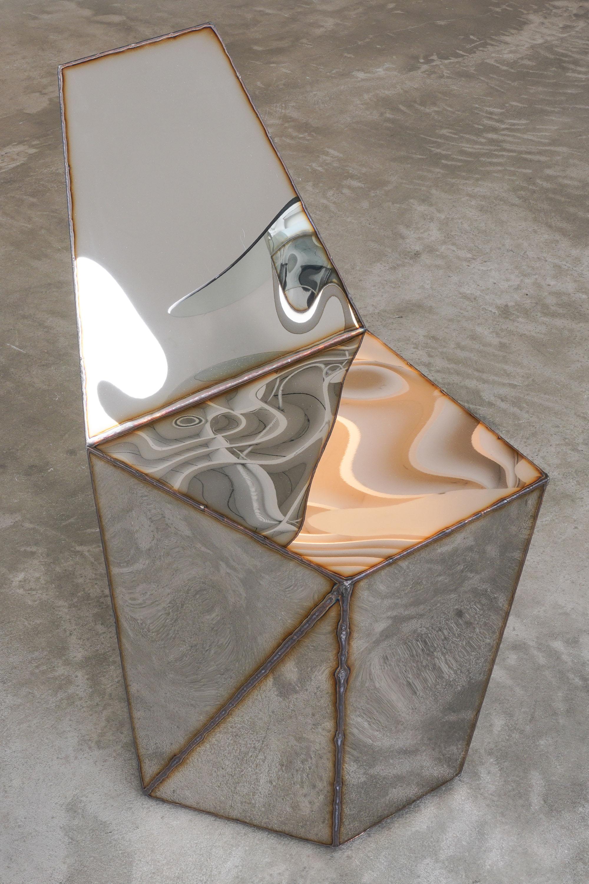 Sedia Hex in acciaio saldato a specchio e acciaio inossidabile di Julian Mayor
Edizione limitata di 50 + 10 AP.
Dimensioni: D 50 x L 45 x H 78 cm. 
Materiali: Acciaio inossidabile e lucidato a specchio.

Julian Mayor è un artista e designer