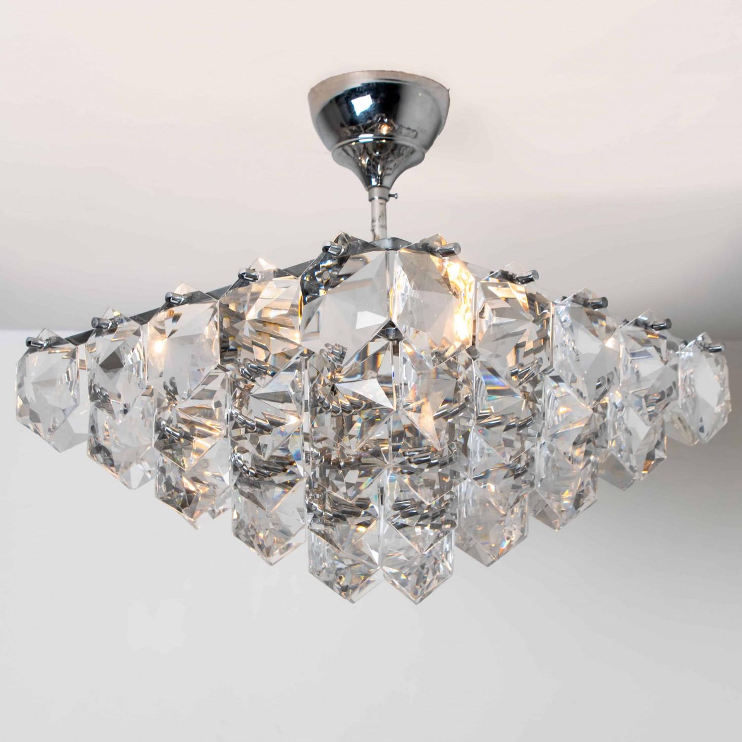 Questo lampadario cromato dal design modernista è stato progettato dal team di designer Kinkeldey negli anni '70 e prodotto in Germania. Un lampadario Kinkeldey molto elegante, che si adatta a tutti i periodi di arredamento. I cristalli sono