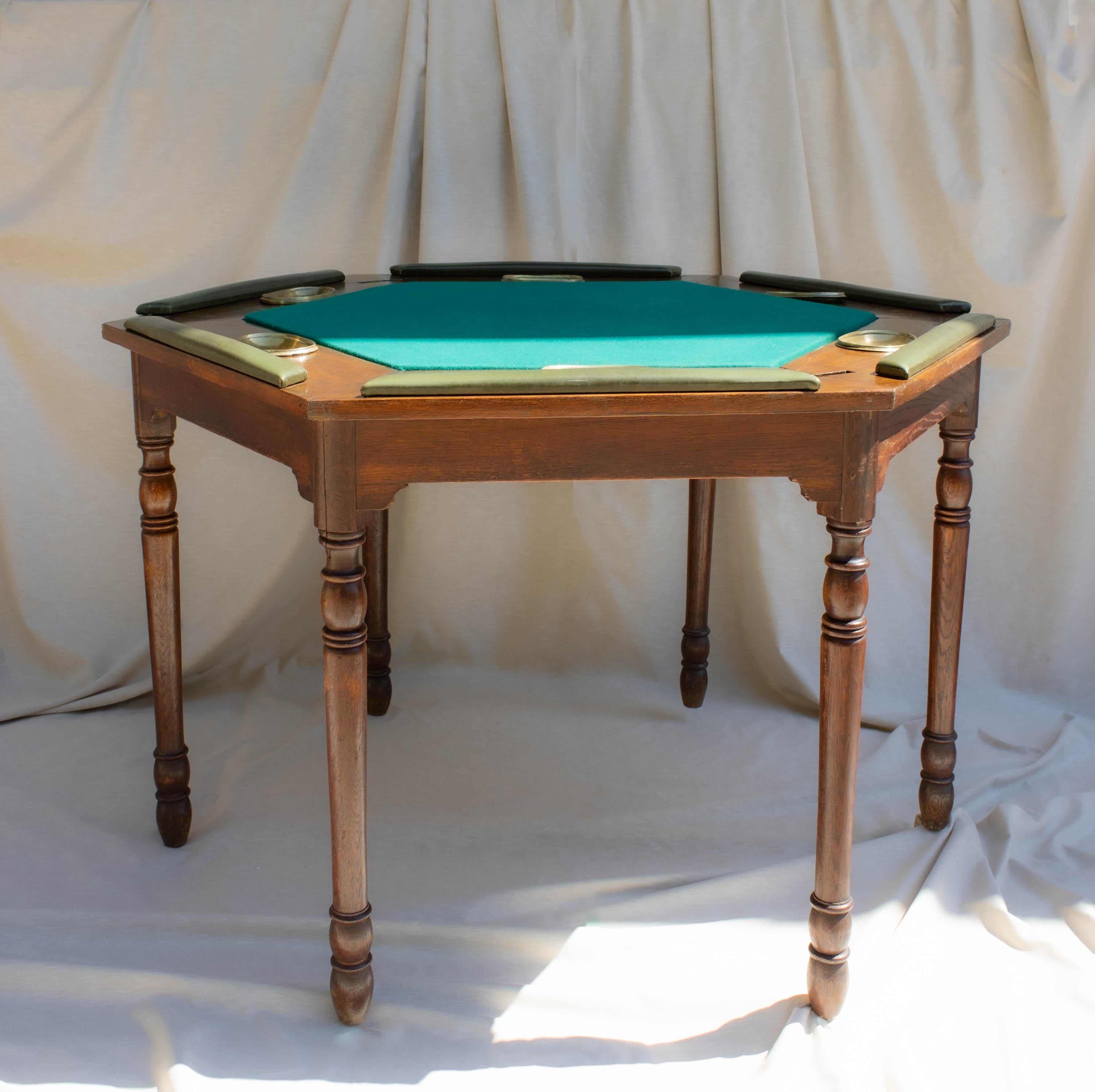Hex Game Table ist ein sechseckiger Spieltisch mit Holzschnitzereien, grüner Filzplatte und Aschenbechern aus goldener Bronze. Die Armlehnen aus grünem Leder sorgen für mehr Komfort beim Spielen. Bei diesem Tisch handelt es sich um ein antikes Stück