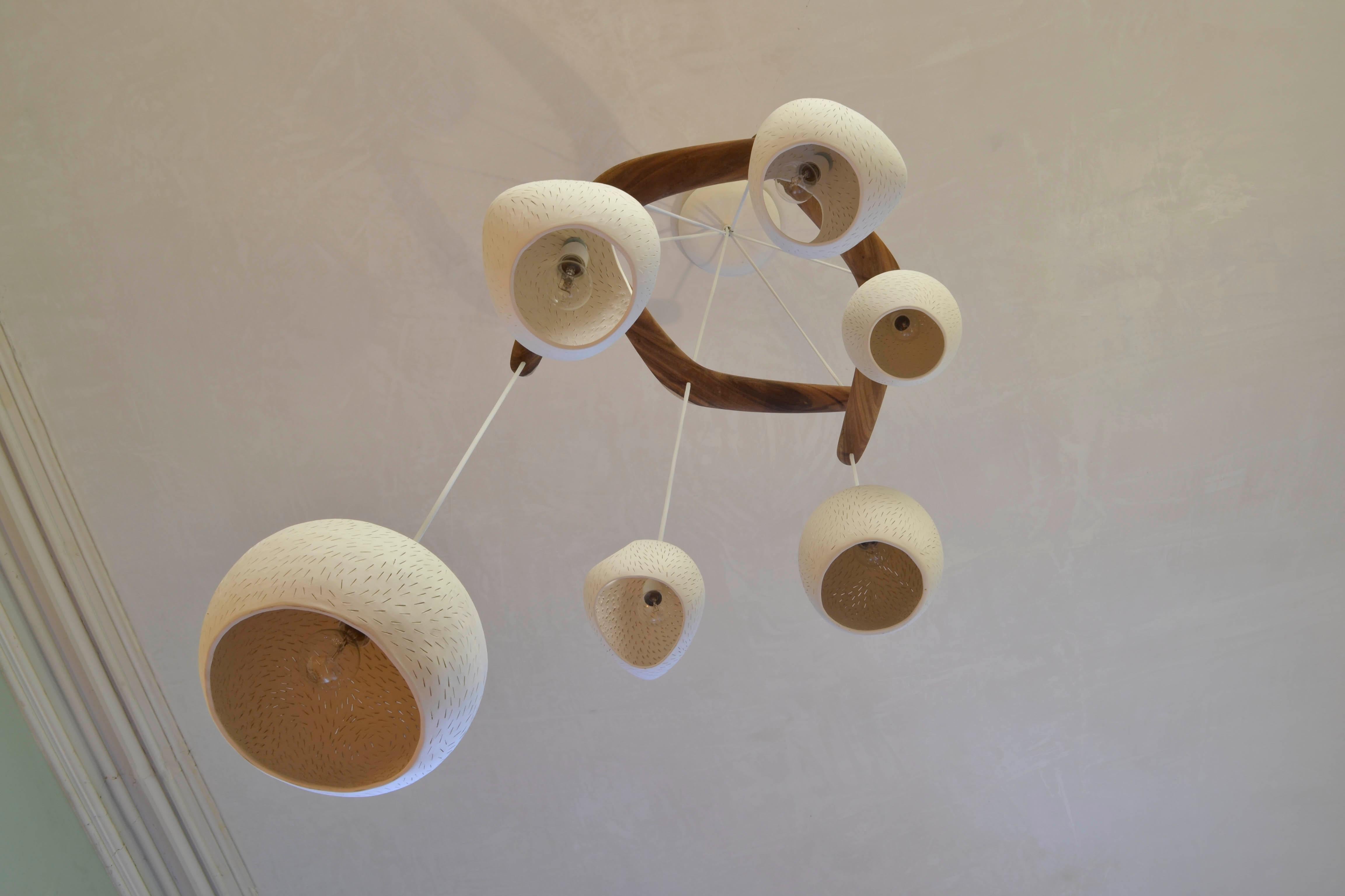 HEX • Lustre sculptural en céramique • Pendentif à six lumières • AND Light en vente 2