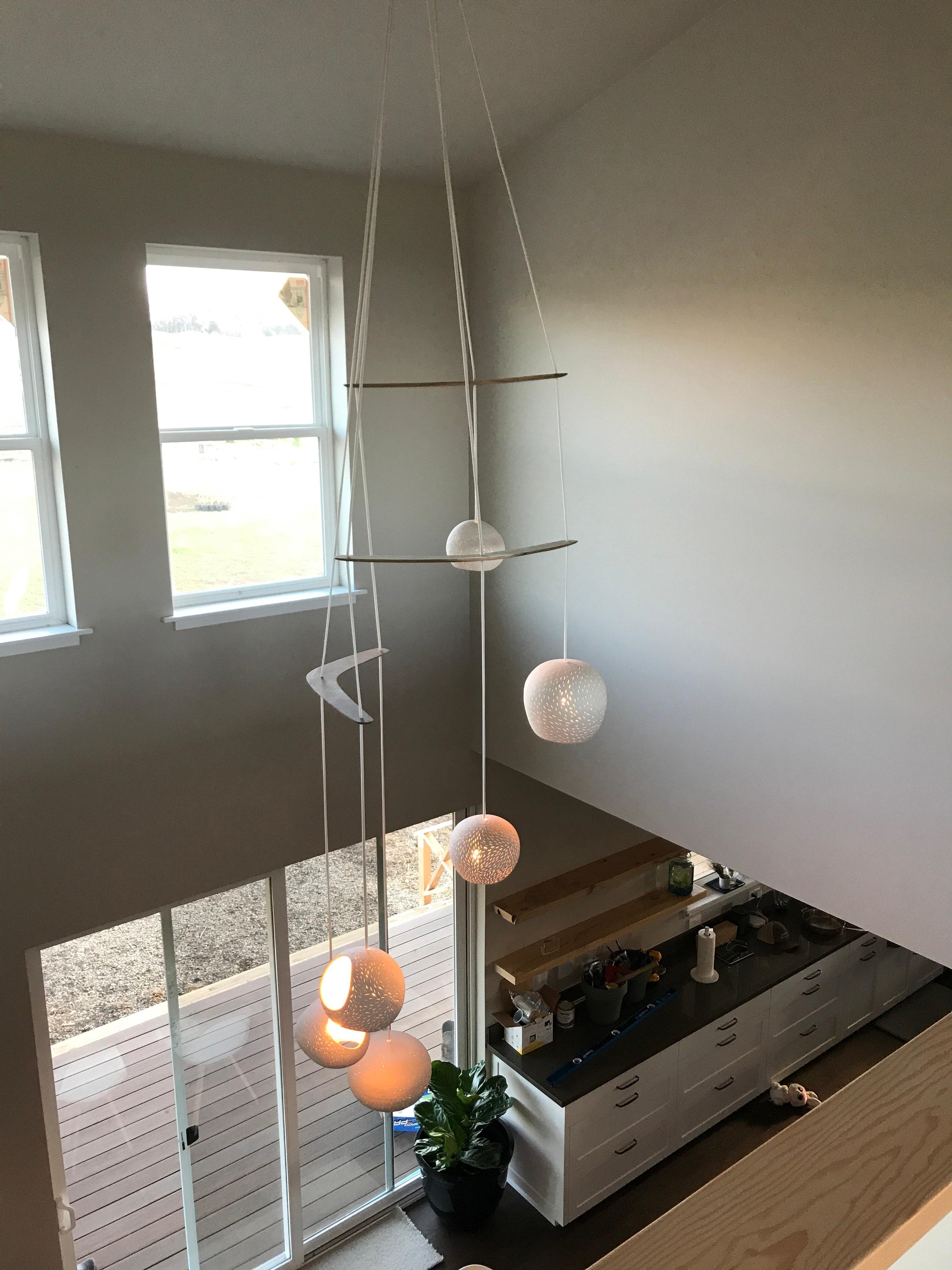 Organique HEX • Lustre sculptural en céramique • Pendentif à six lumières • AND Light en vente