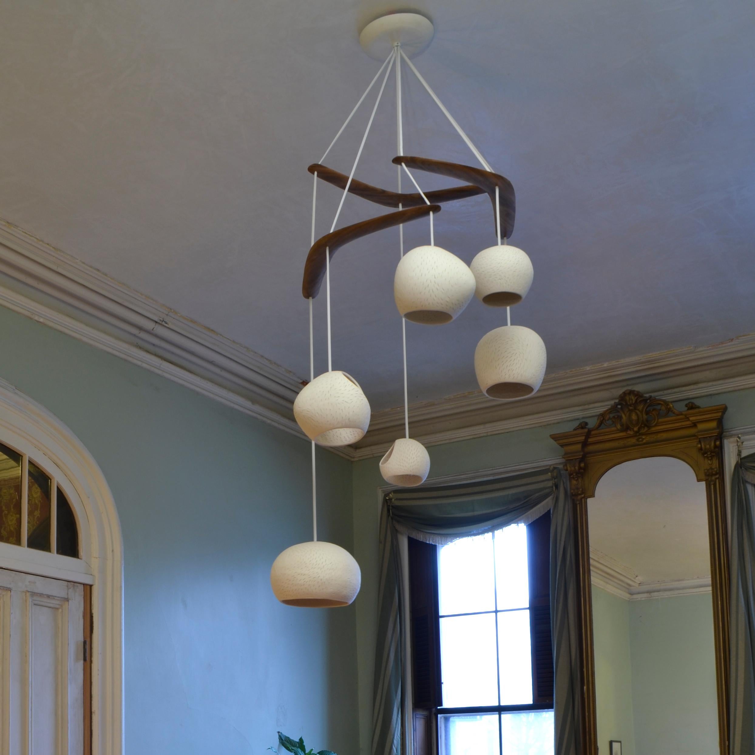 Biseauté HEX • Lustre sculptural en céramique • Pendentif à six lumières • AND Light en vente