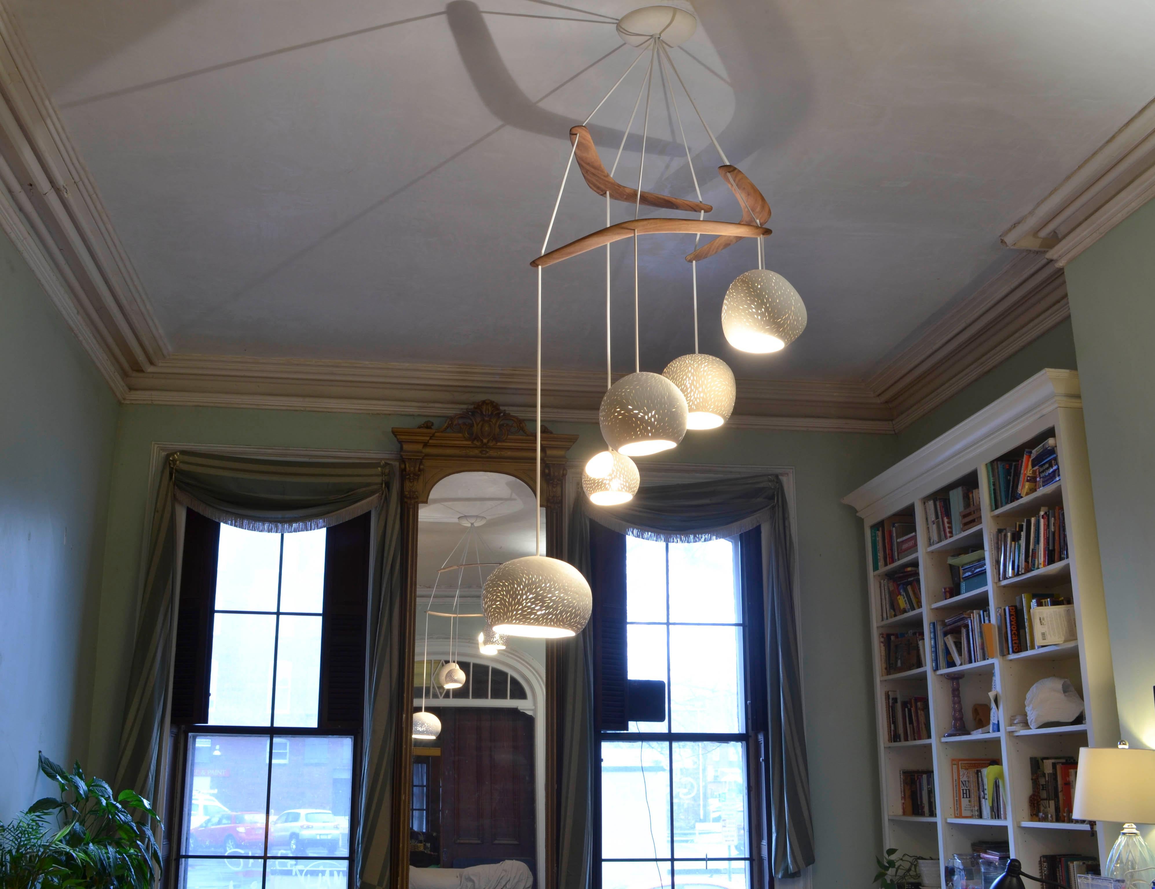 HEX • Lustre sculptural en céramique • Pendentif à six lumières • AND Light Neuf - En vente à Troy, NY