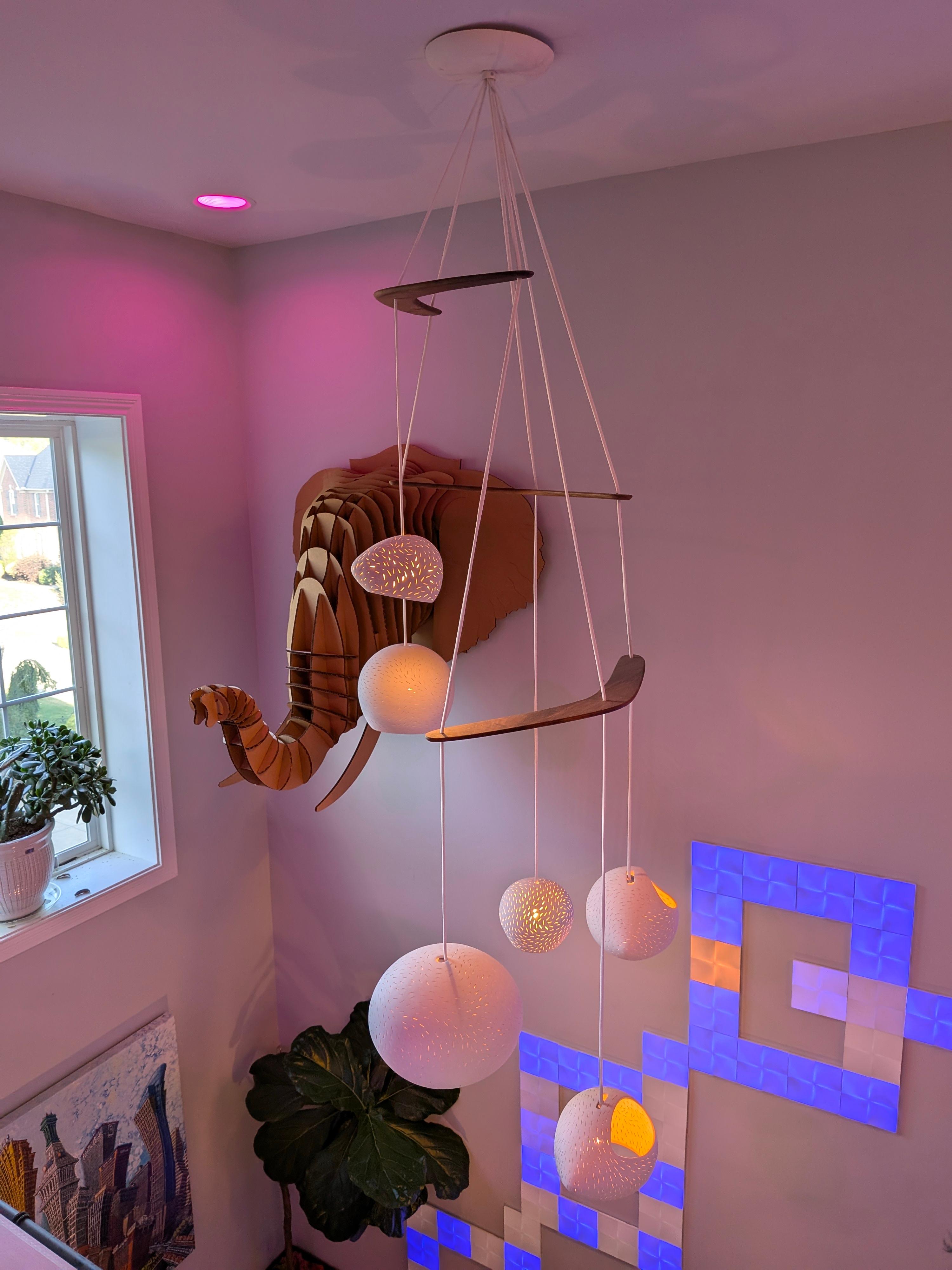 XXIe siècle et contemporain HEX • Lustre sculptural en céramique • Pendentif à six lumières • AND Light en vente