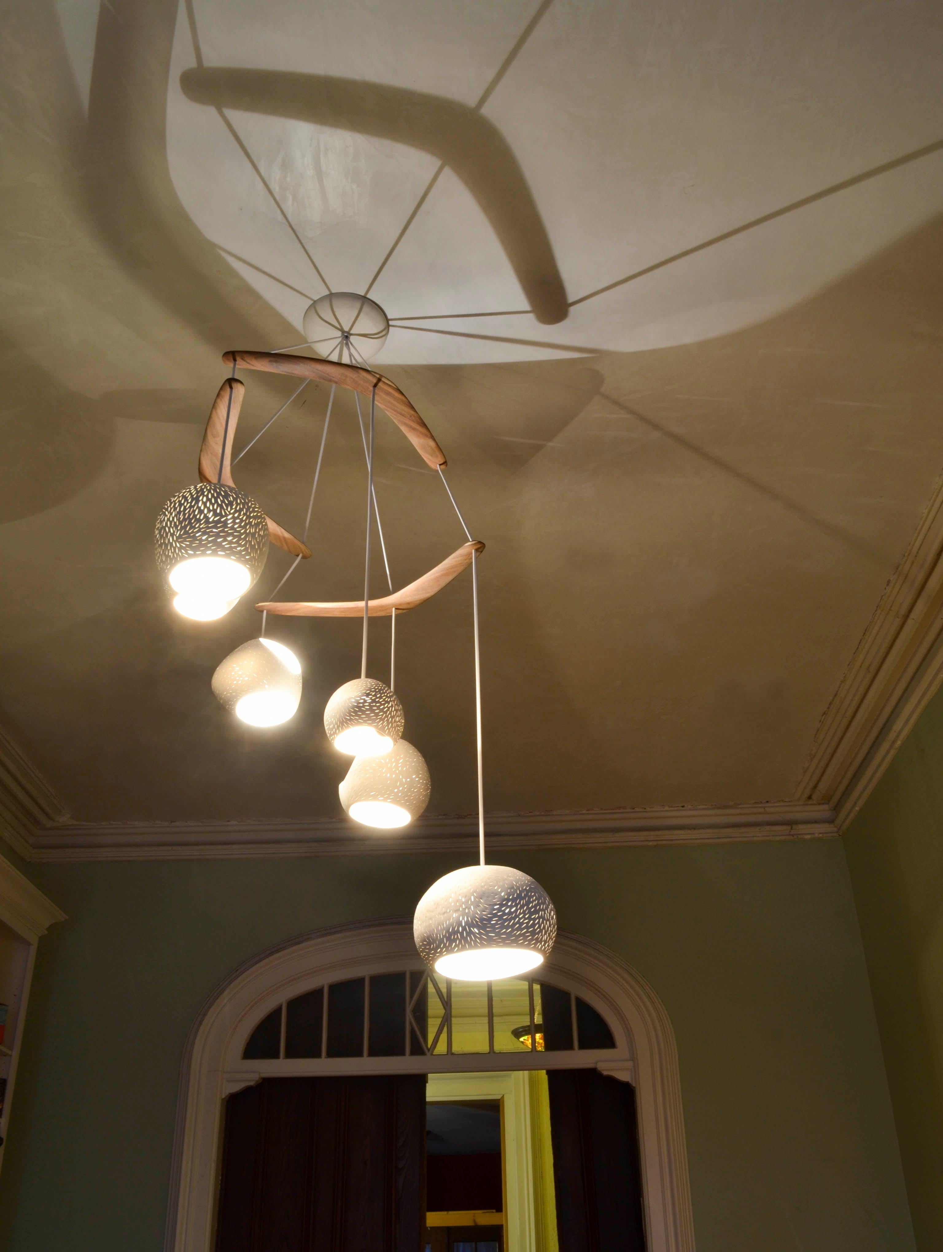 HEX • Lustre sculptural en céramique • Pendentif à six lumières • AND Light en vente 1