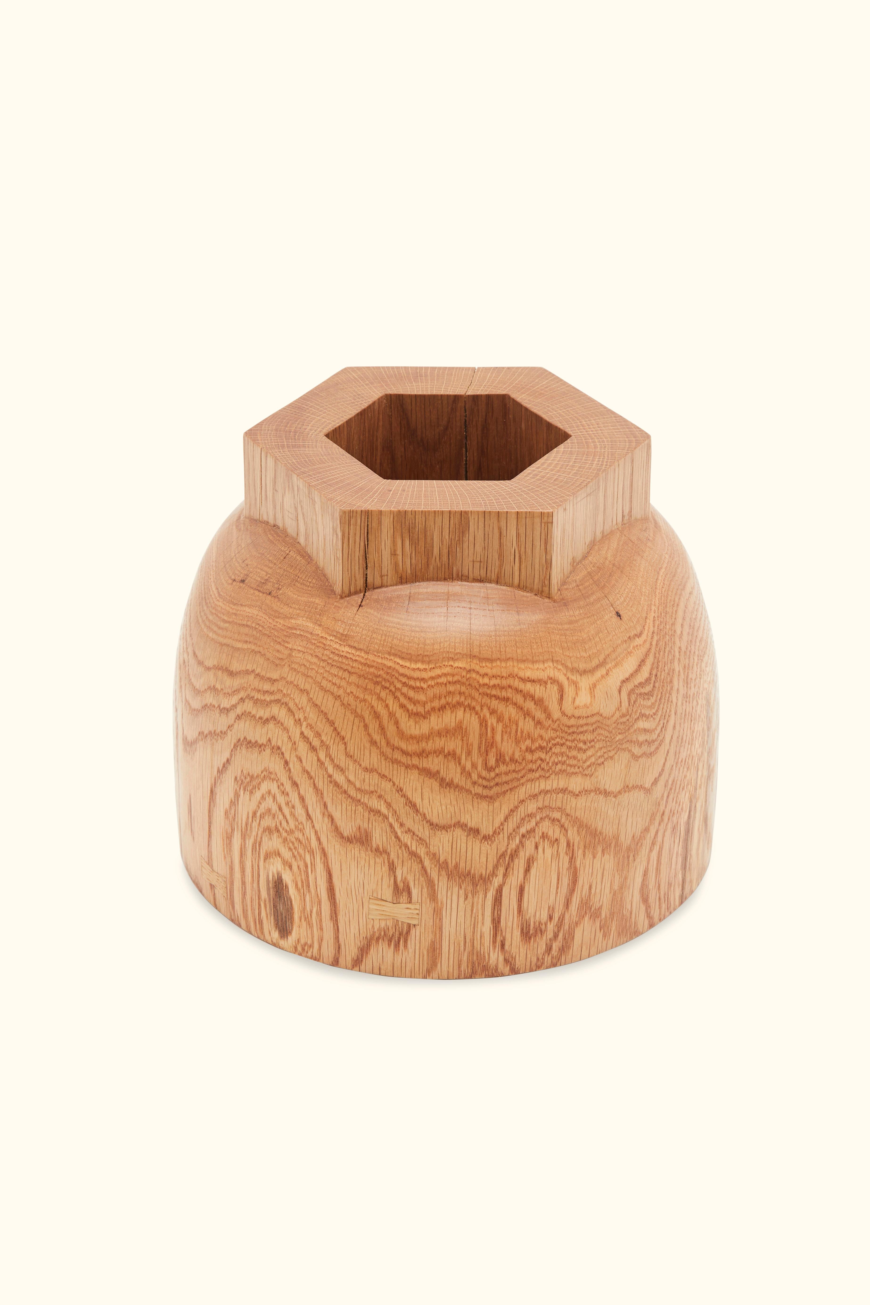 Hex rimmed vessel by Wyatt Speight Rhue.

Wood species, dimensions, color and grain pattern may vary.