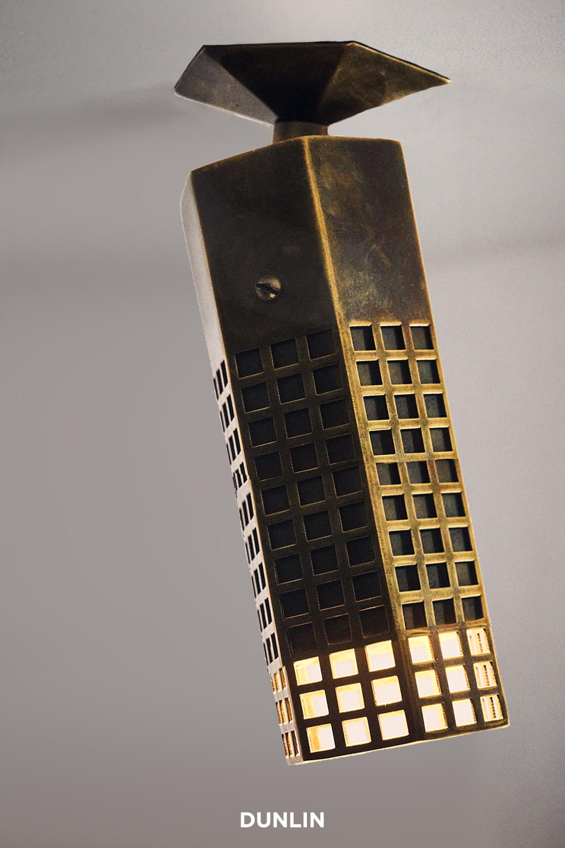 Fabriqué à la main en laiton massif, exclusivement pour Dunlin.

Un projecteur pivotant en laiton massif, très lourd. 
Un pivot à boule en laiton moulé permet à la lampe de tourner autour de sa tige. 

14,5 cm de long x 6,3 cm de diamètre
Finition :