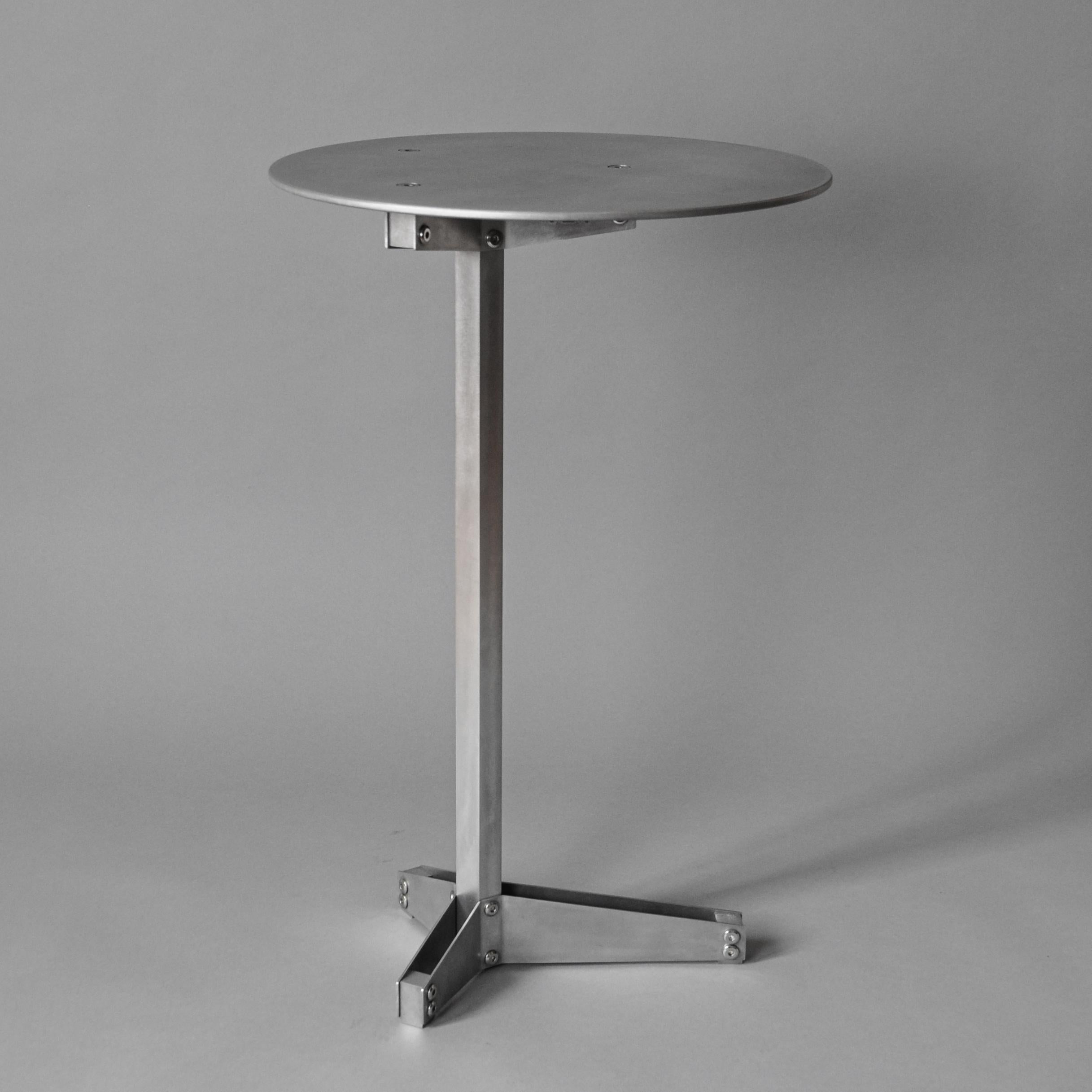 Table hex400 de MLK Furniture
Dimensions : D 40 x L 40 x H 65 cm.
Matériaux : Aluminium.

Également disponible en laiton, cuivre ou acier inoxydable.
	
Arthur Moulucou (1989) est un designer français diplômé de l'école d'architecture et de paysage