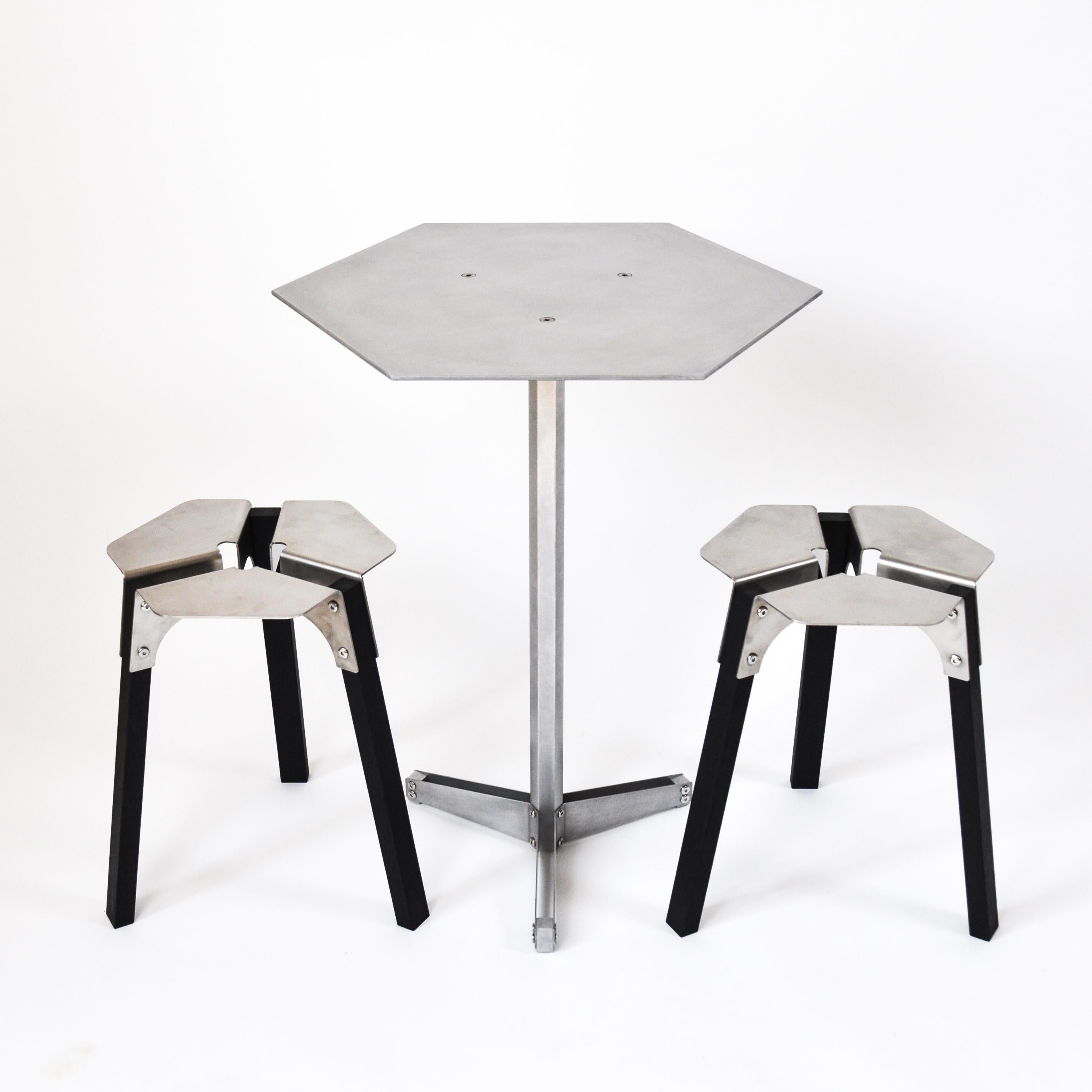 Hex600 Tisch von MLK Furniture
Abmessungen: T 60 x B 52 x H 75 cm.
MATERIALIEN: Aluminium.

Auch in Messing, Kupfer oder Edelstahl erhältlich.
	
Arthur Moulucou (1989) ist ein französischer Designer, der 2013 seinen Abschluss an der Hochschule für