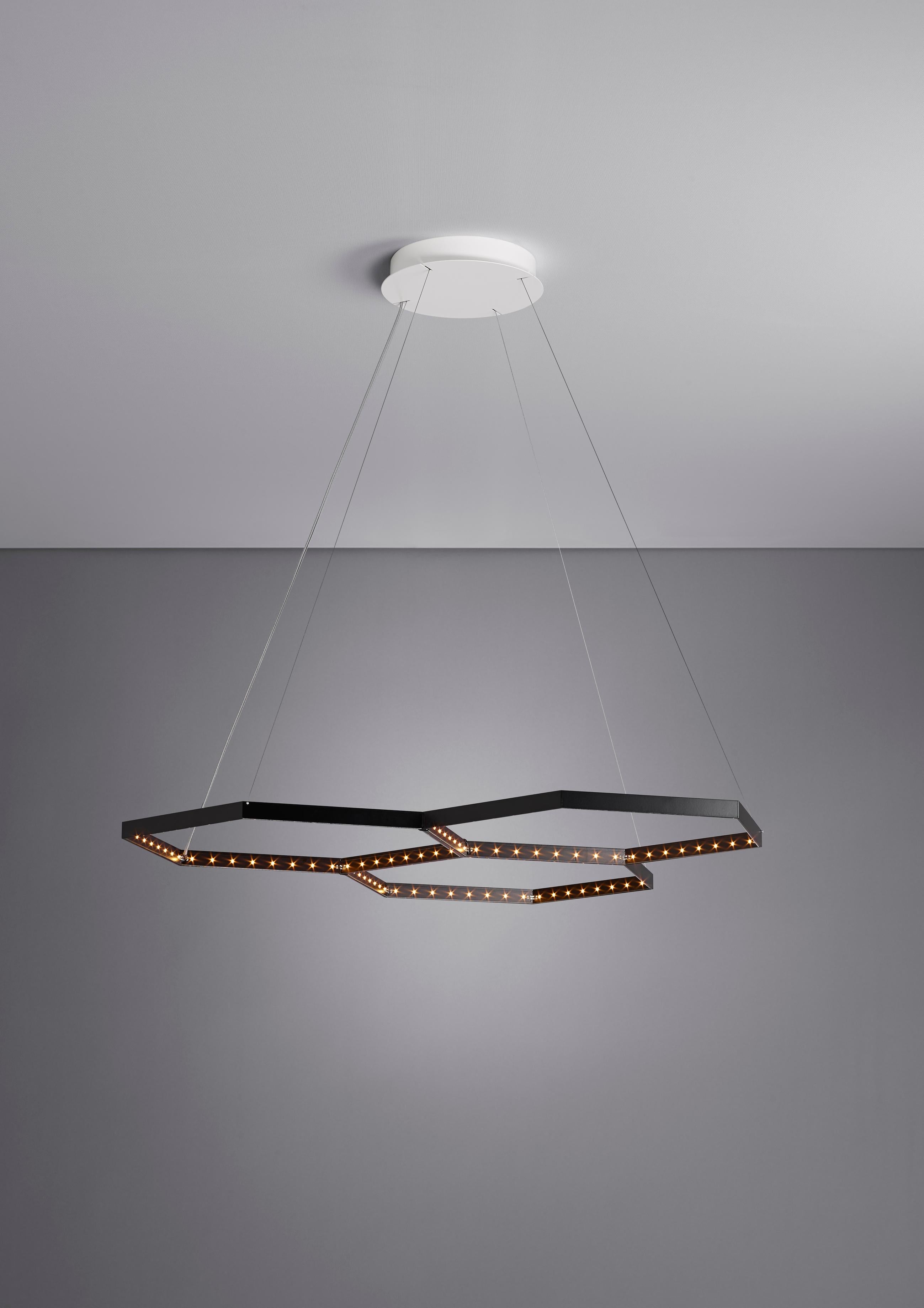 Lampada a sospensione Hexa 3 di Le Deun Luminaire
Dimensioni: D 70 x H 40-200 cm. 
Materiali: Acciaio verniciato con vernice epossidica.

Si tratta di un'azienda francese fondata nel 1997, specializzata nella progettazione e produzione di