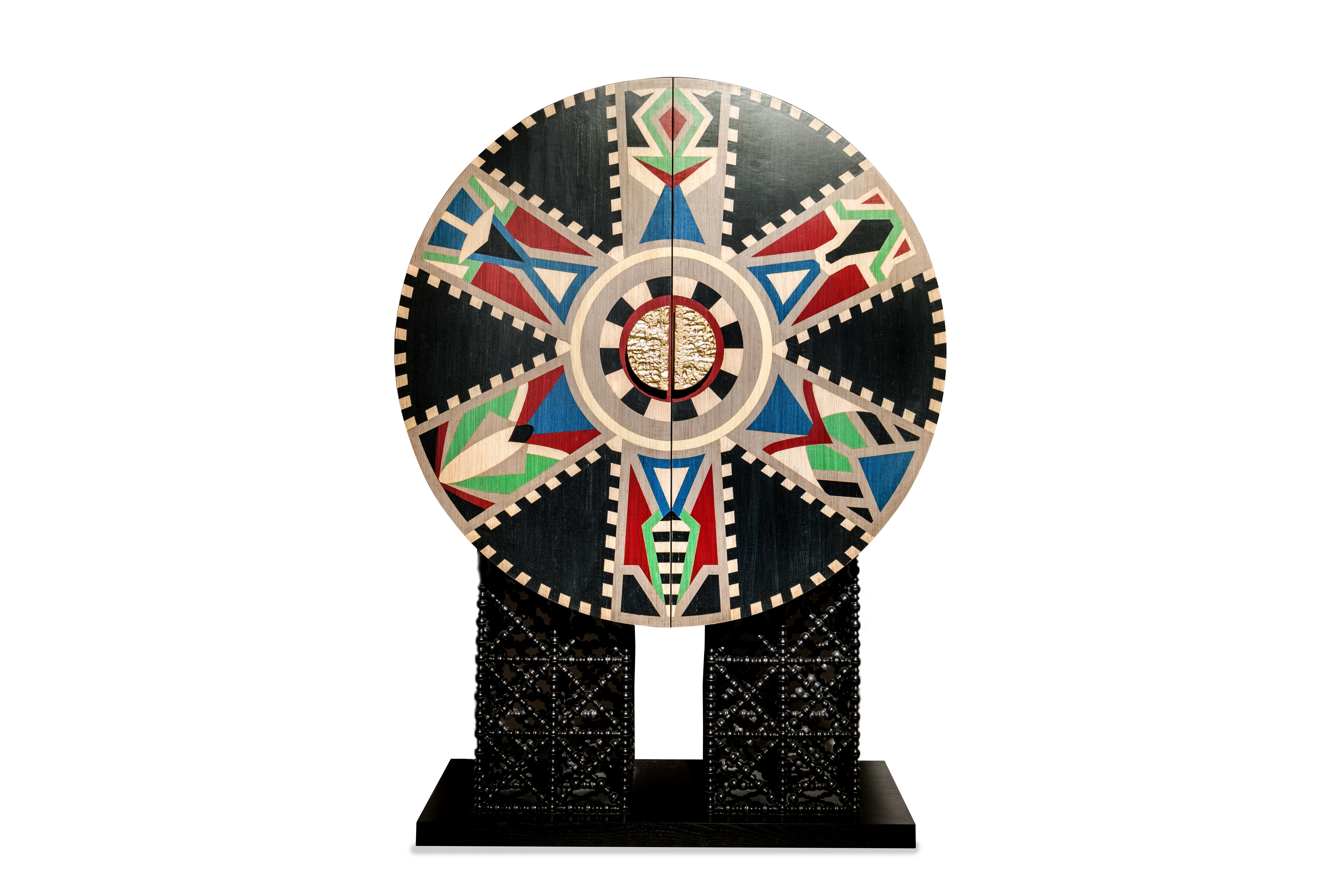 El Armario Hexa encarna una mezcla perfecta de elegancia geométrica y artesanía oriental. Su llamativa forma hexagonal está elaborada con chapas multicolores y acabada en tonos vistosos y bonitos tiradores de latón. No sólo sirve como declaración de