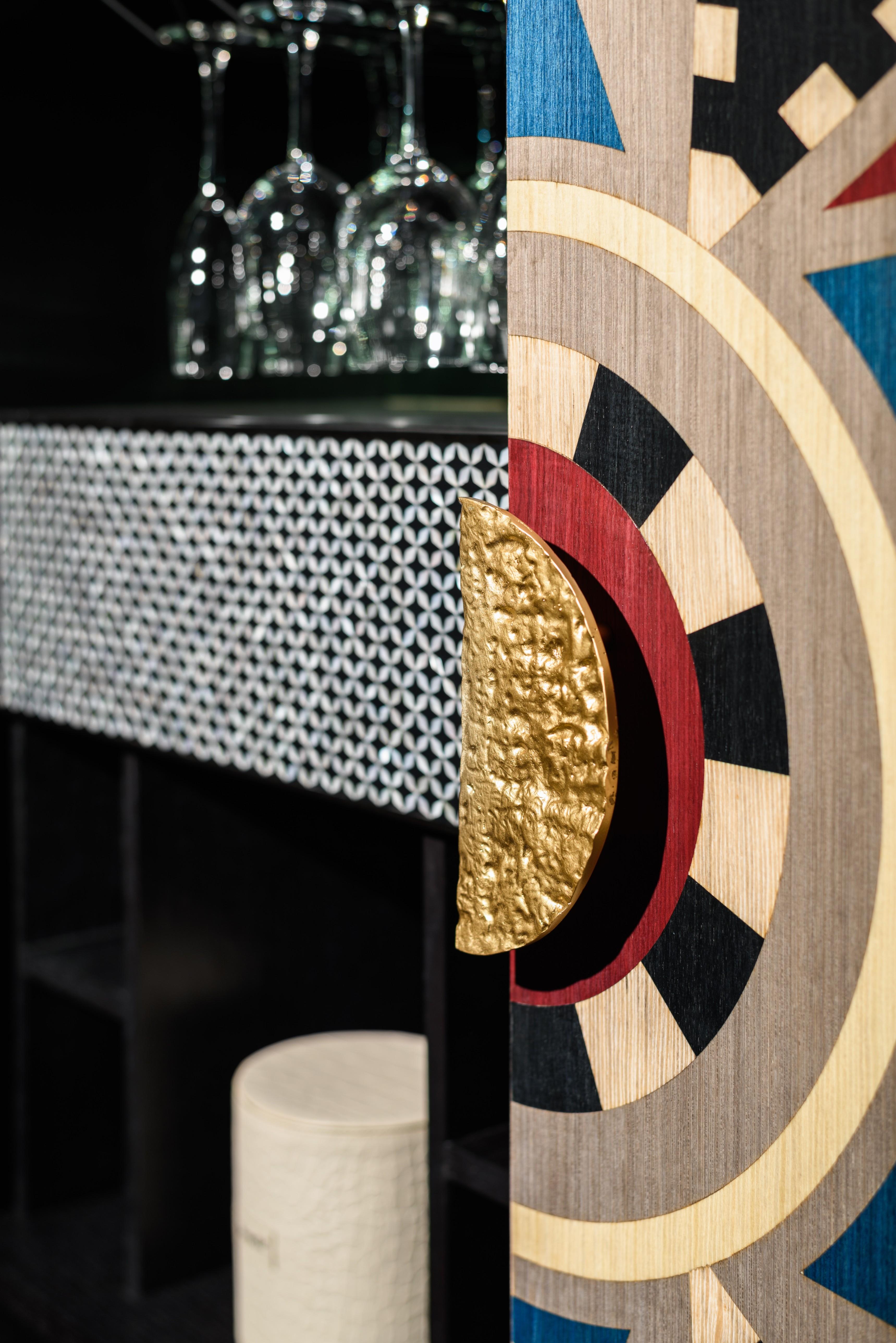 HEXA-Madera tallada, chapas de madera multicolor, mueble de latón macizo en Nuevo estado para la venta en Giza Governorate, EG