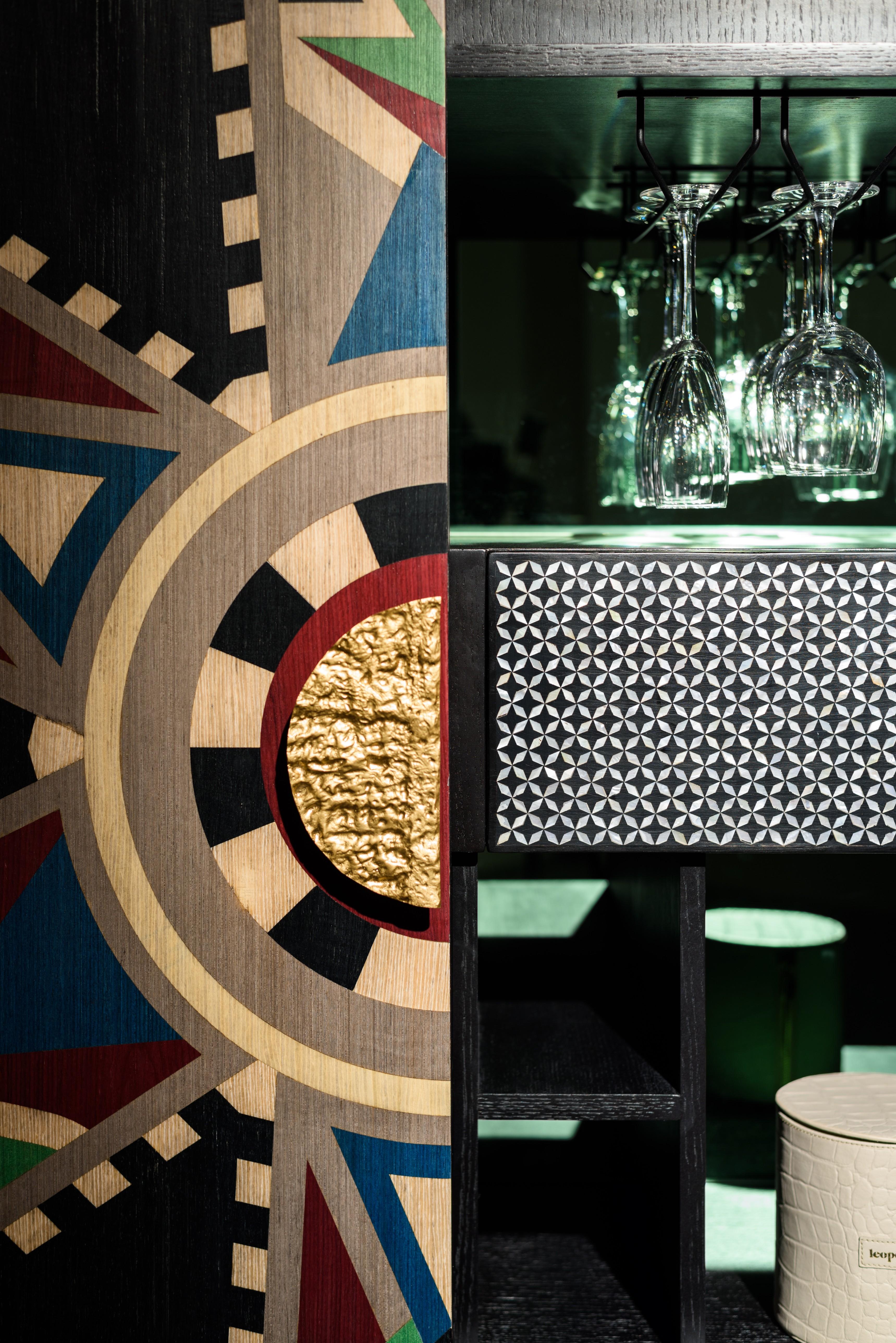 HEXA-Madera tallada, chapas de madera multicolor, mueble de latón macizo Siglo XXI y contemporáneo en venta