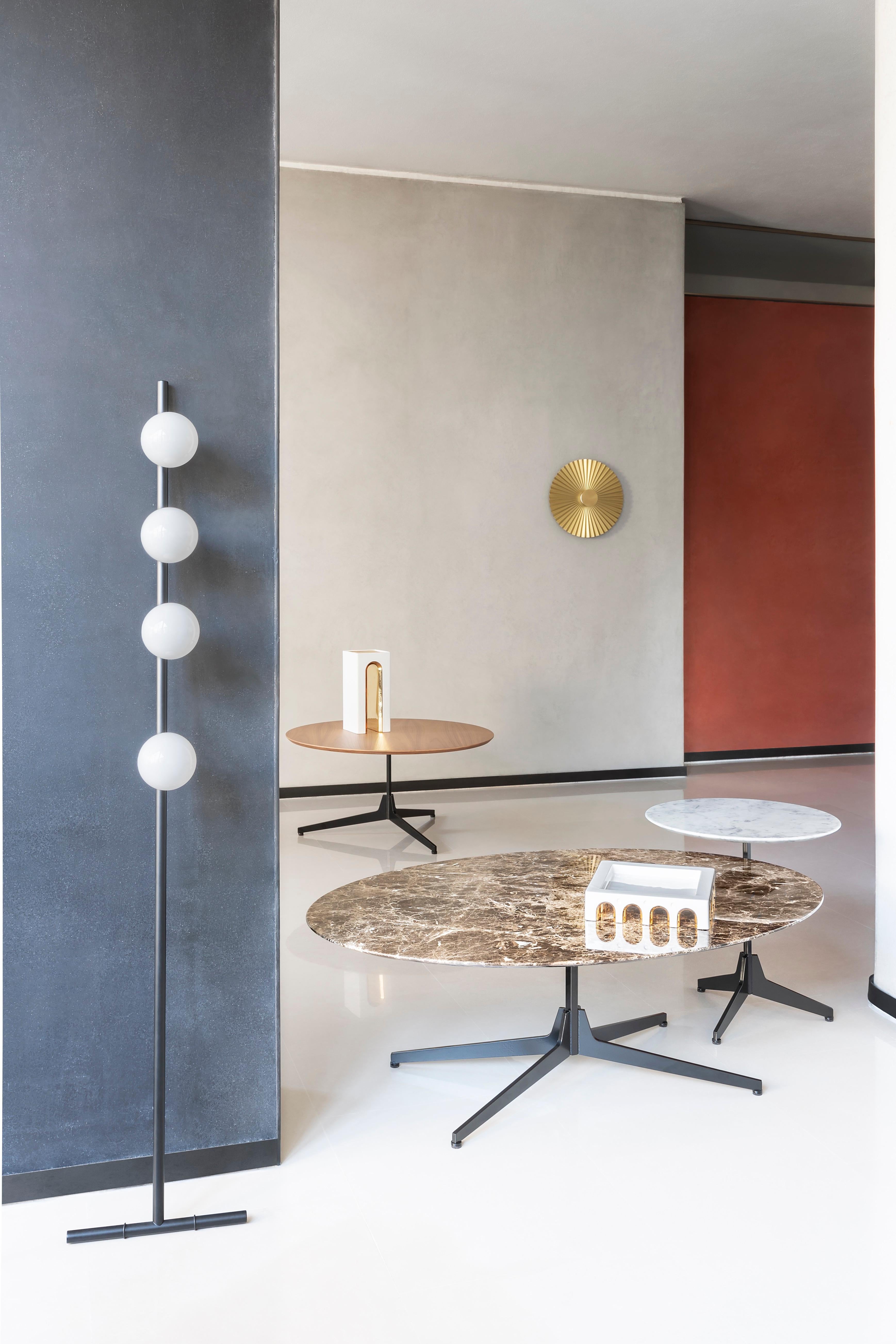 Moderne Grande table basse ronde hexa avec plateau en placage de noyer et base noire mate, Enzo Berti en vente