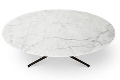 Table basse ovale Hexa avec plateau en marbre blanc de Carrare et base noire mate, Enzo Berti