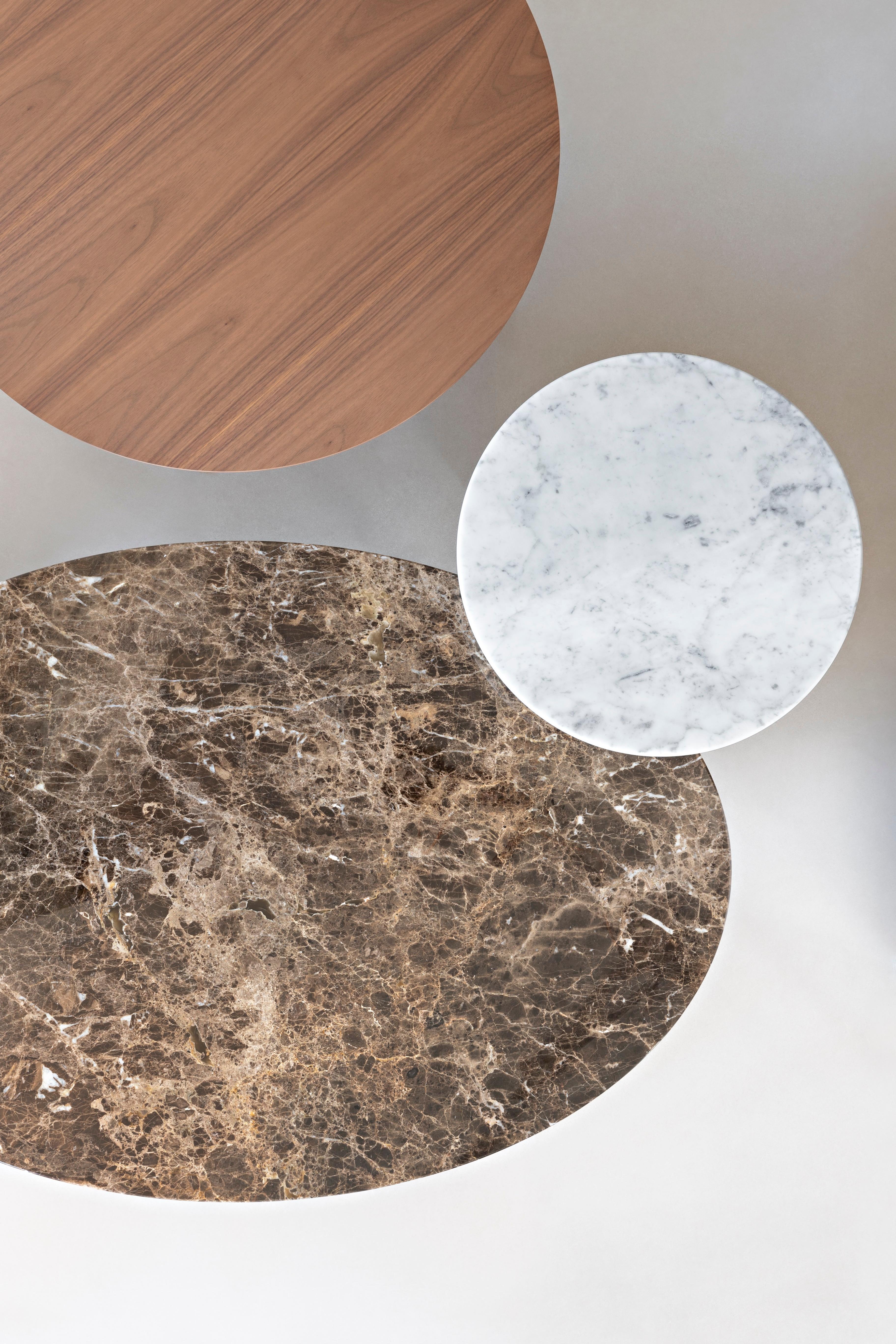 italien Table basse ovale Hexa avec plateau en marbre blanc de Carrare et base noire mate, Enzo Berti en vente
