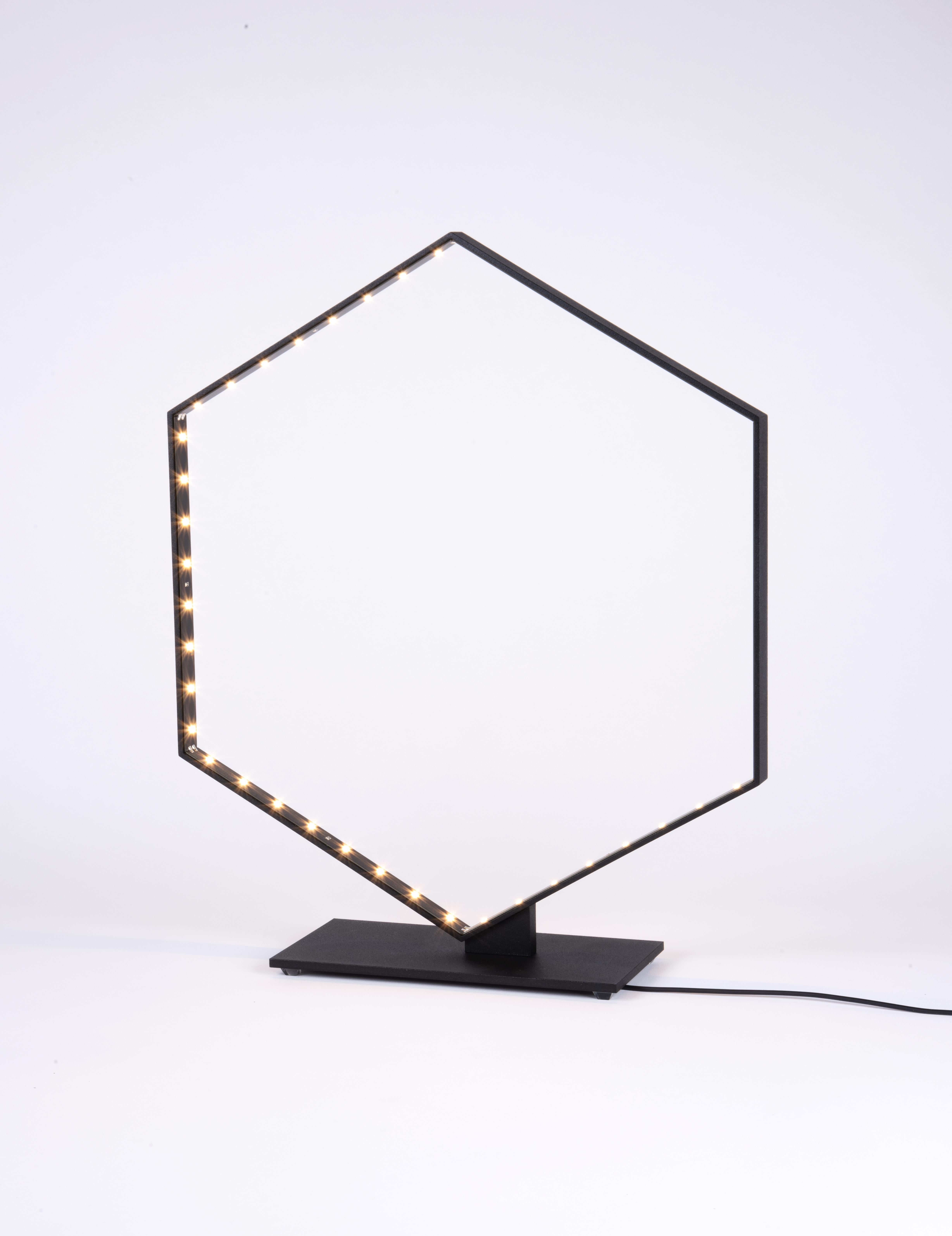 Lámpara de mesa Hexa de Le Deun Luminaires
Dimensiones: An 35 x Pr 10 x Al 43 cm. 
Materiales: Acero pintado con epoxi.

Es una empresa francesa creada en 1997, especializada en el diseño y la fabricación de iluminación de bajo consumo energético.