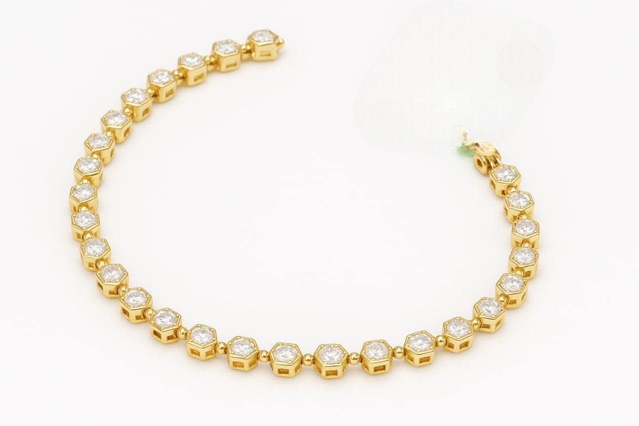 Entdecken Sie den raffinierten Glanz dieses sechseckigen Diamant-Tennisarmbands, das meisterhaft aus 18 Karat Gelbgold gefertigt ist. Jeder runde Brillant ist in einer einzigartigen sechseckigen Lünettenfassung gefasst und bietet eine moderne
