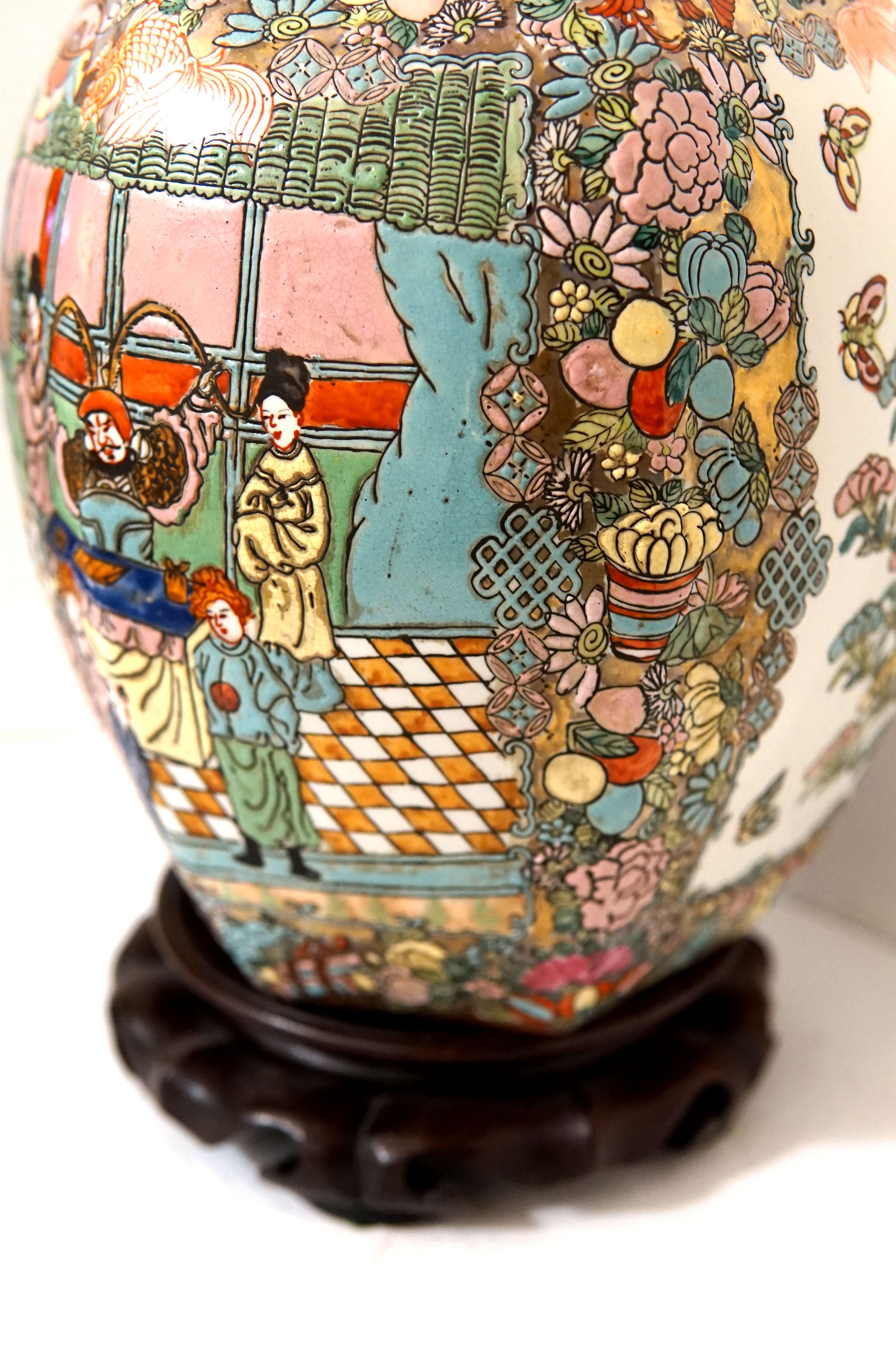 Exportation chinoise Pot à gingembre hexagonal d'exportation chinois de la Famille Rose du 19ème siècle en vente