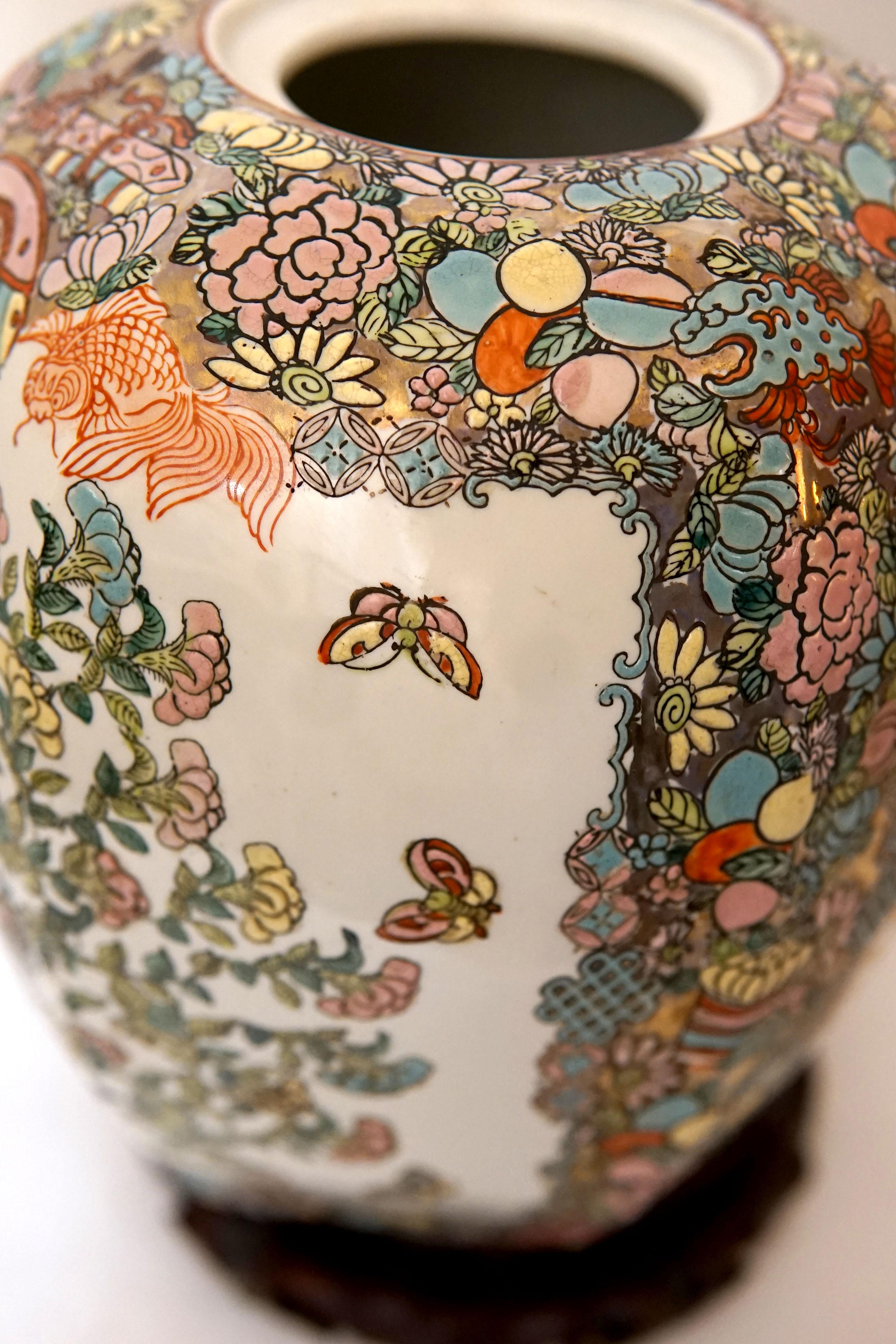 Doré Pot à gingembre hexagonal d'exportation chinois de la Famille Rose du 19ème siècle en vente