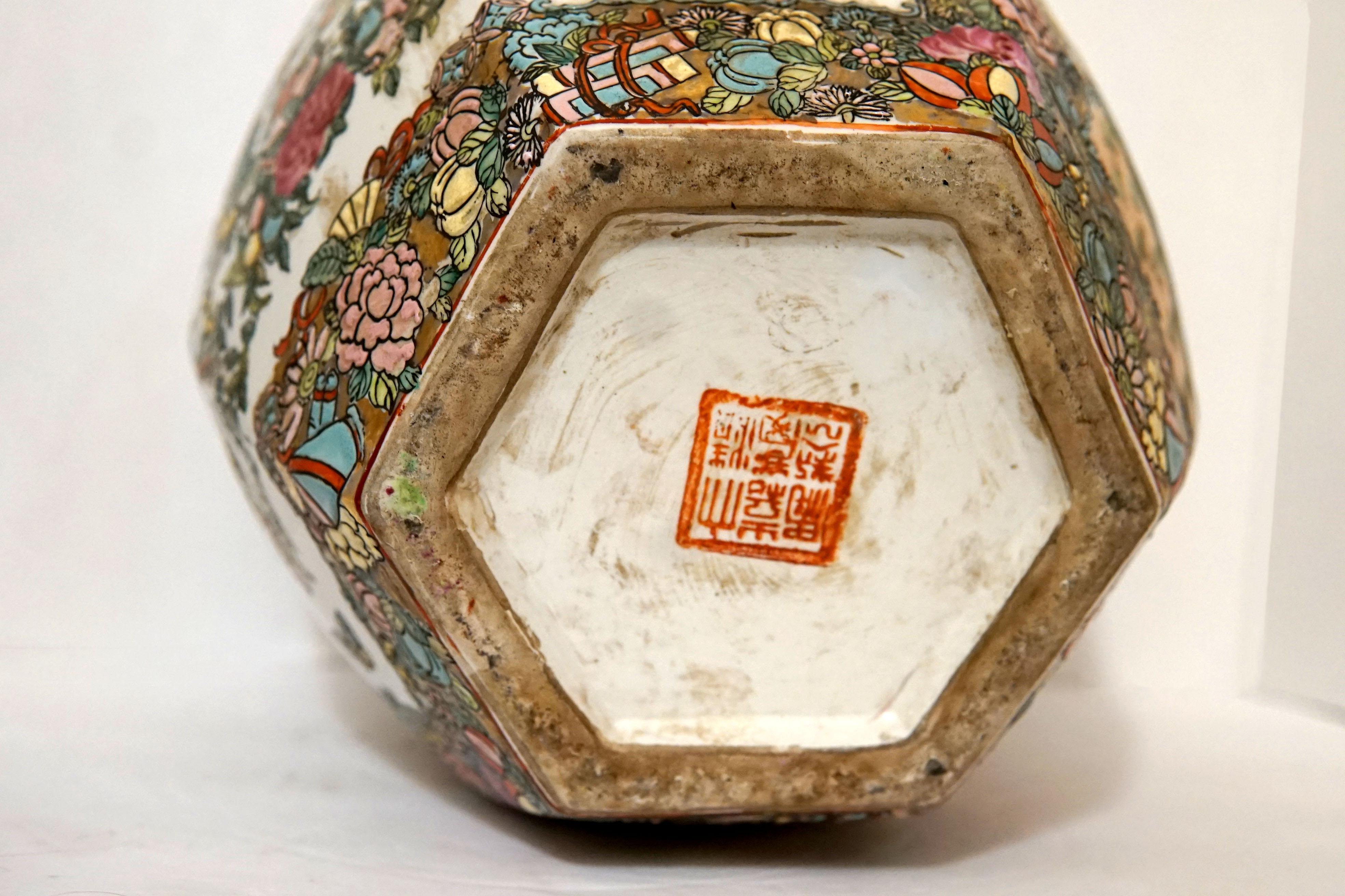 XIXe siècle Pot à gingembre hexagonal d'exportation chinois de la Famille Rose du 19ème siècle en vente