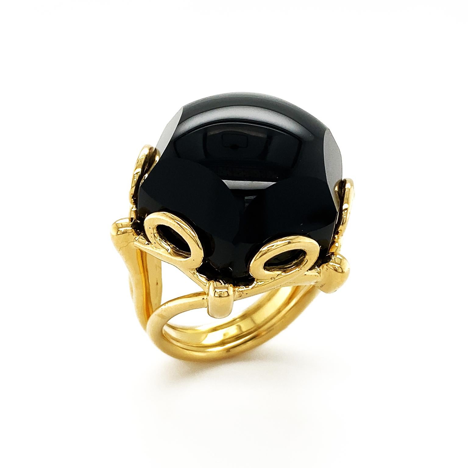 Hexagon Cabochon Onyx 18K Yellow Gold Ring In New Condition For Sale In New York, NY
