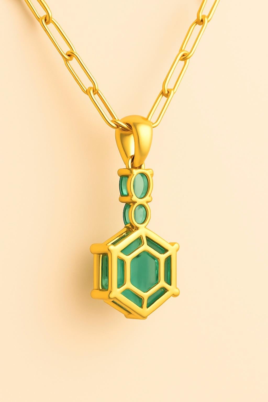 Hexagon-Cut Smaragd Anhänger Halskette - 18 k Gelbgold (Smaragdschliff) im Angebot