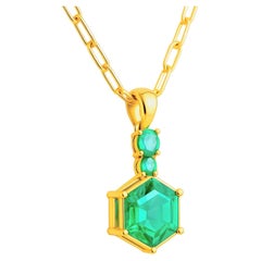Hexagon-Cut Emerald Pendant Necklace – 18 k Yellow Yellow Gold
