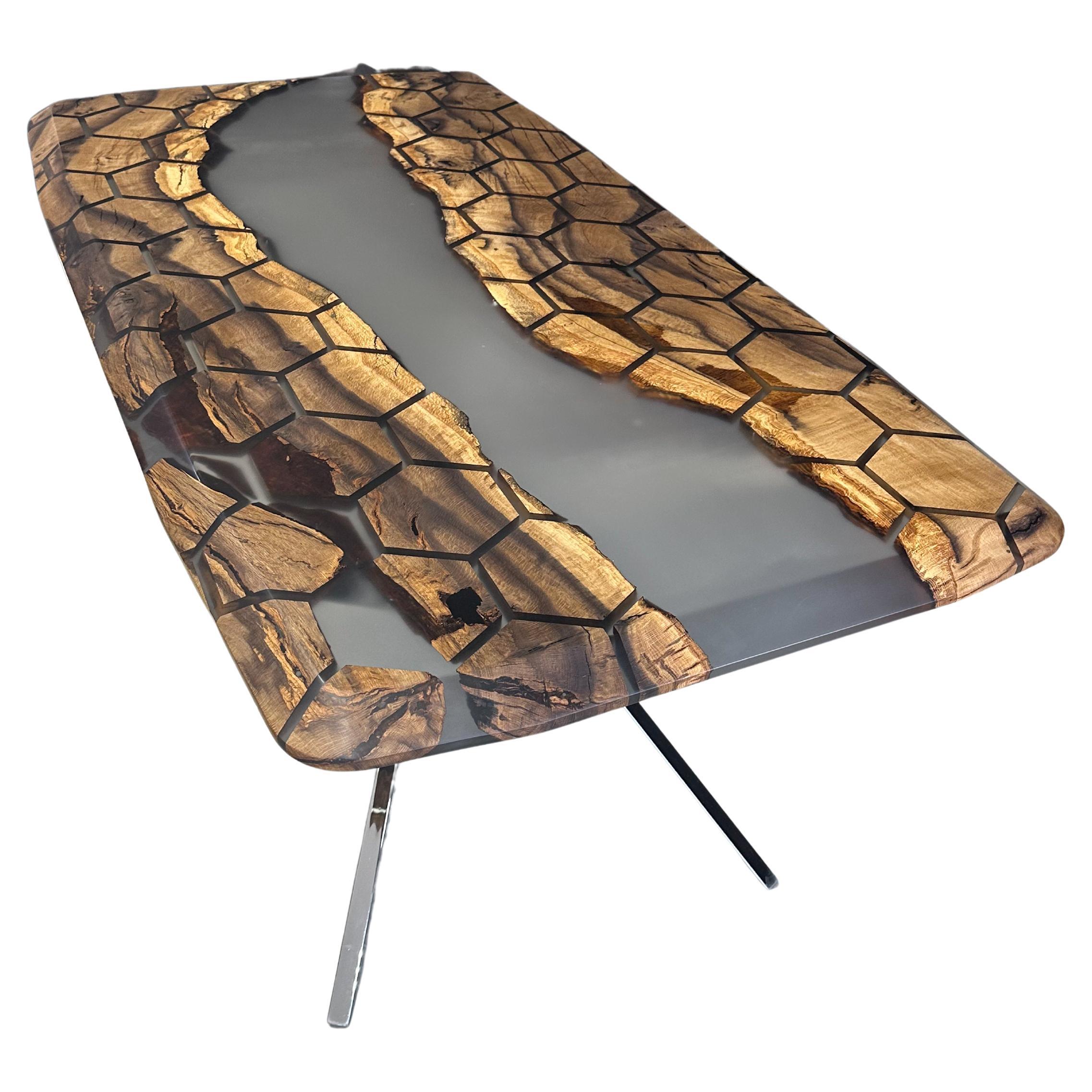TABLE DE SALLE À MANGER HEXAGONALE EN RÉSINE ÉPOXY GRISE 

Cette table en époxy émerge comme une œuvre d'art unique, inspirée par la beauté de la nature. Avec son motif en nid d'abeille et ses formes hexagonales, il offre un plaisir esthétique.