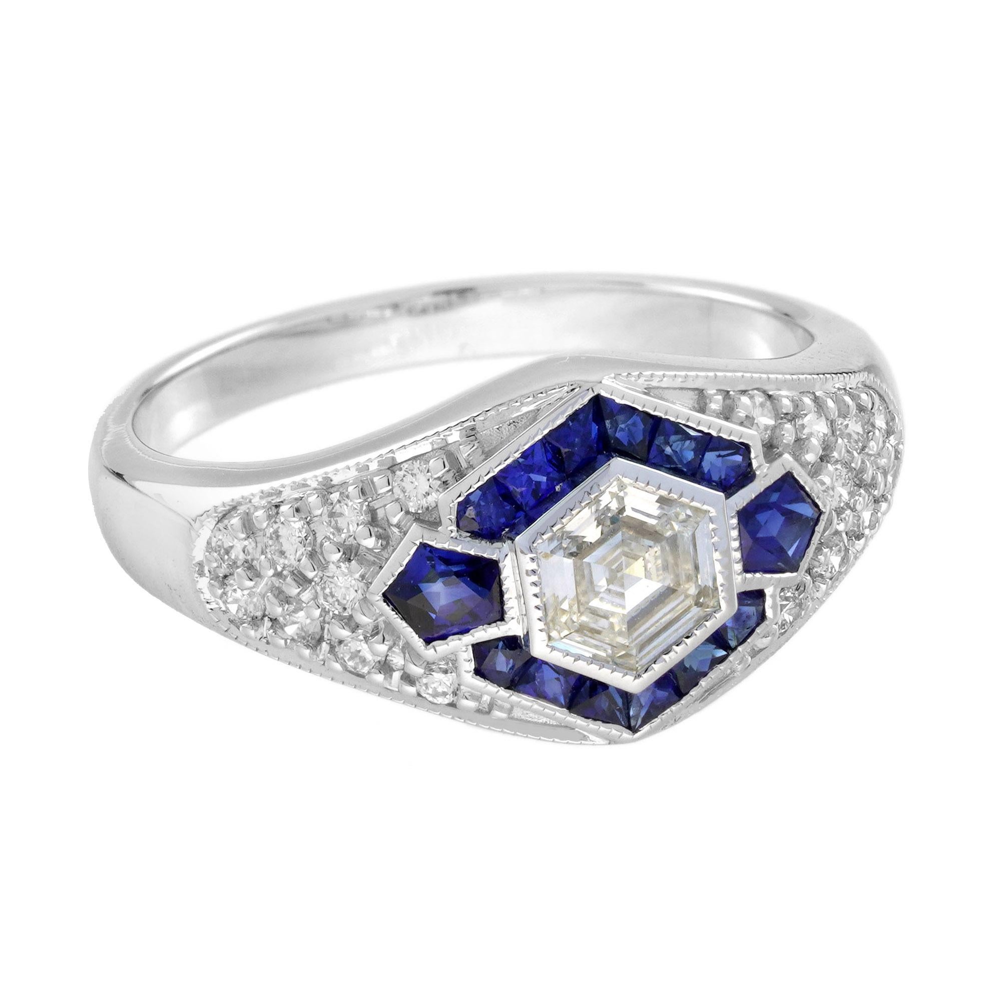 Bague de fiançailles en diamant d'inspiration Art déco, d'une beauté unique, ornée d'un diamant de taille hexagonale envoûtante et enchanteresse pesant environ 45 carat. Cette pierre rare et rayonnante est sertie d'un chaton milgrain entouré d'un