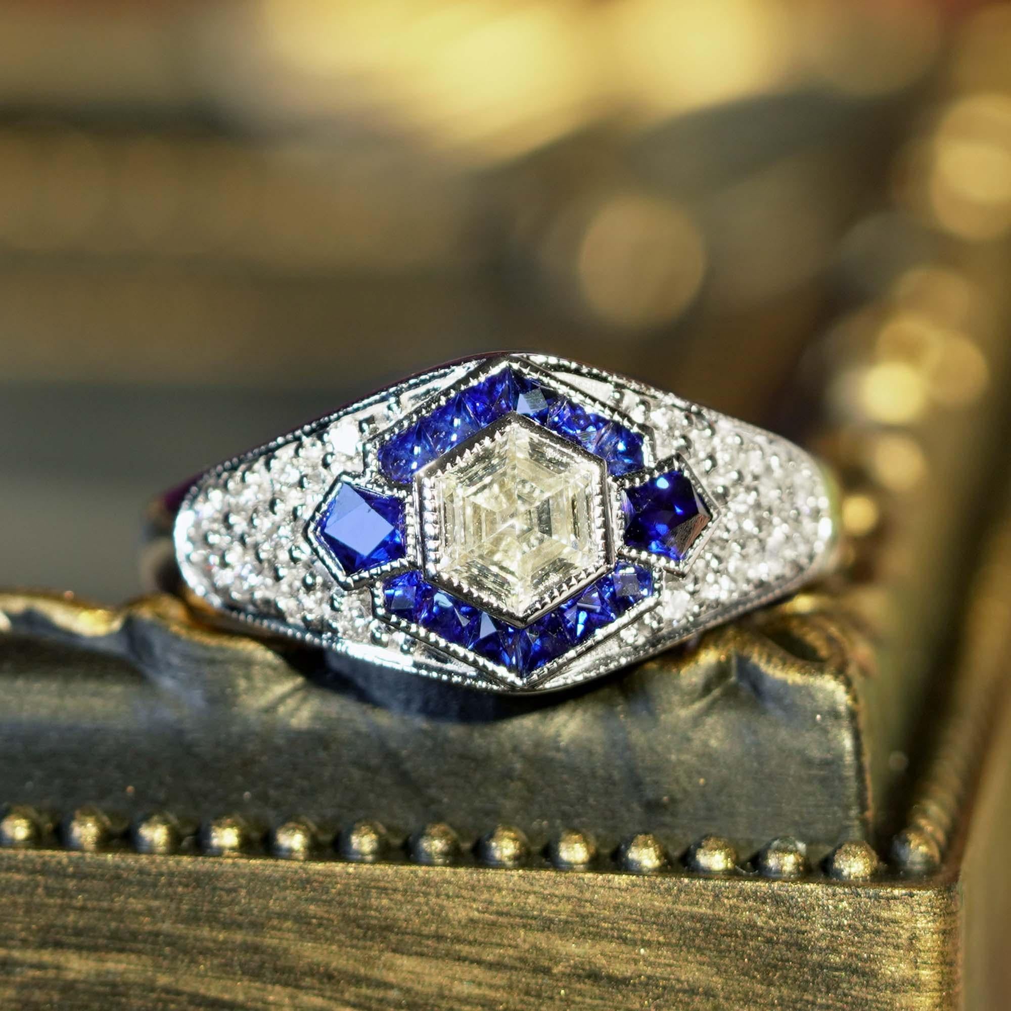 Bague de fiançailles en or blanc 18 carats diamant hexagonal et saphir bleu style Art déco en vente 1