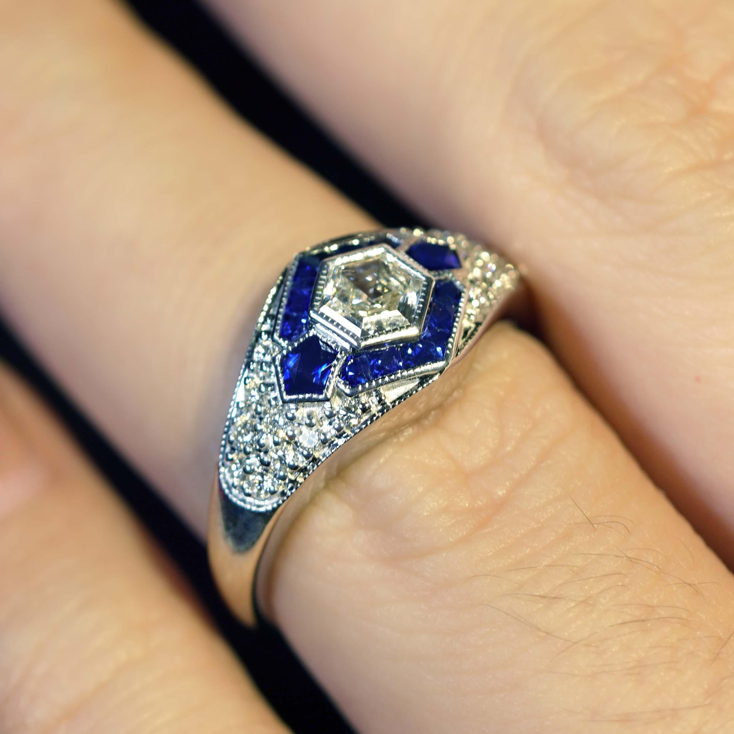 Bague de fiançailles en or blanc 18 carats diamant hexagonal et saphir bleu style Art déco en vente 2
