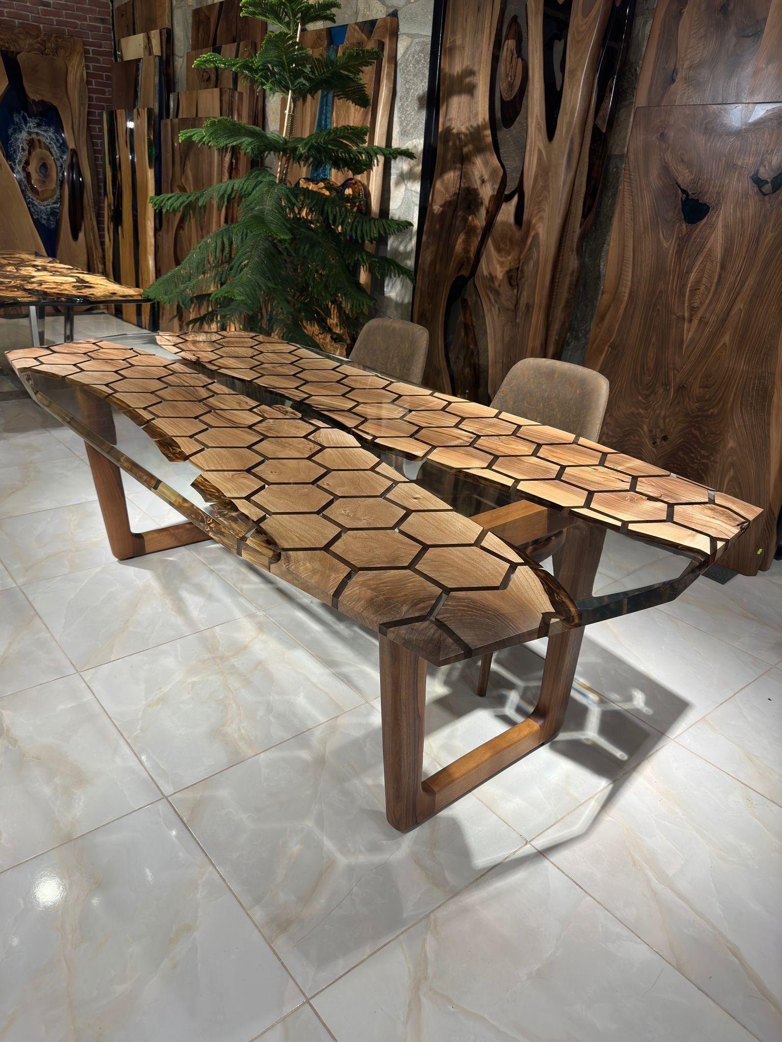 Table de salle à manger hexagonale en résine époxy transparente - Table géométrique en époxy en vente 2