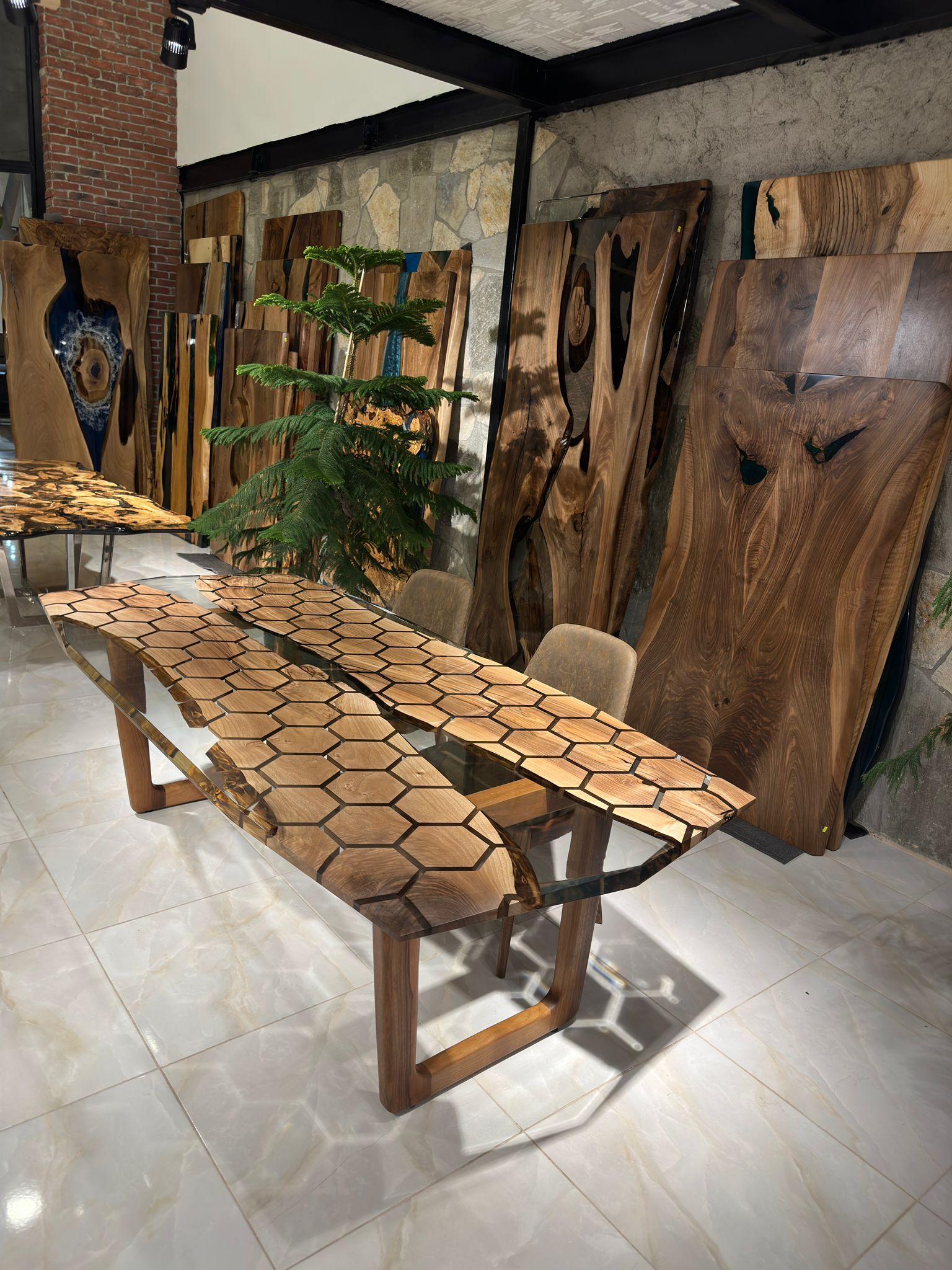 Moderne Table de salle à manger hexagonale en résine époxy transparente - Table géométrique en époxy en vente