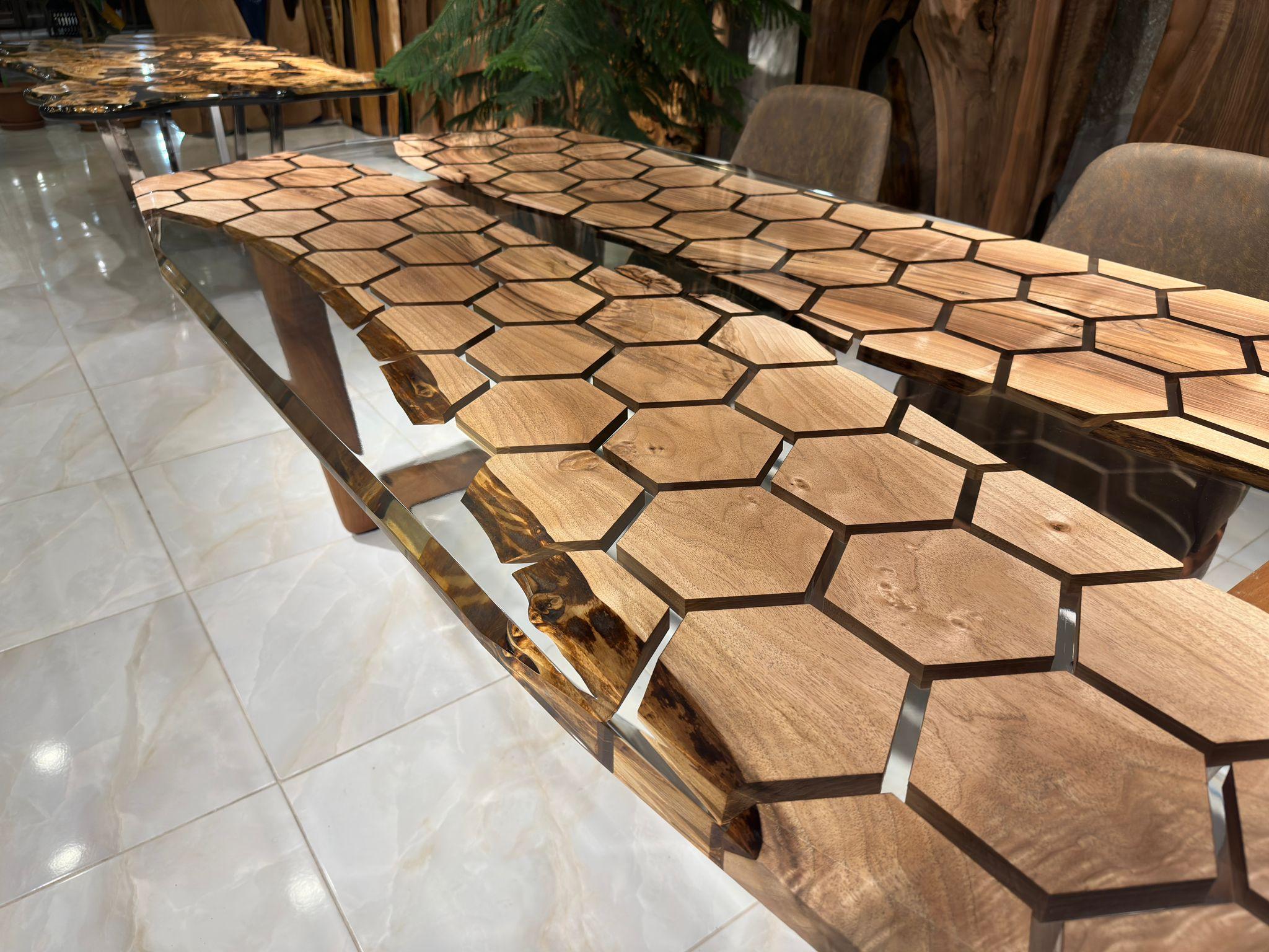 Table de salle à manger hexagonale en résine époxy transparente - Table géométrique en époxy Neuf - En vente à İnegöl, TR