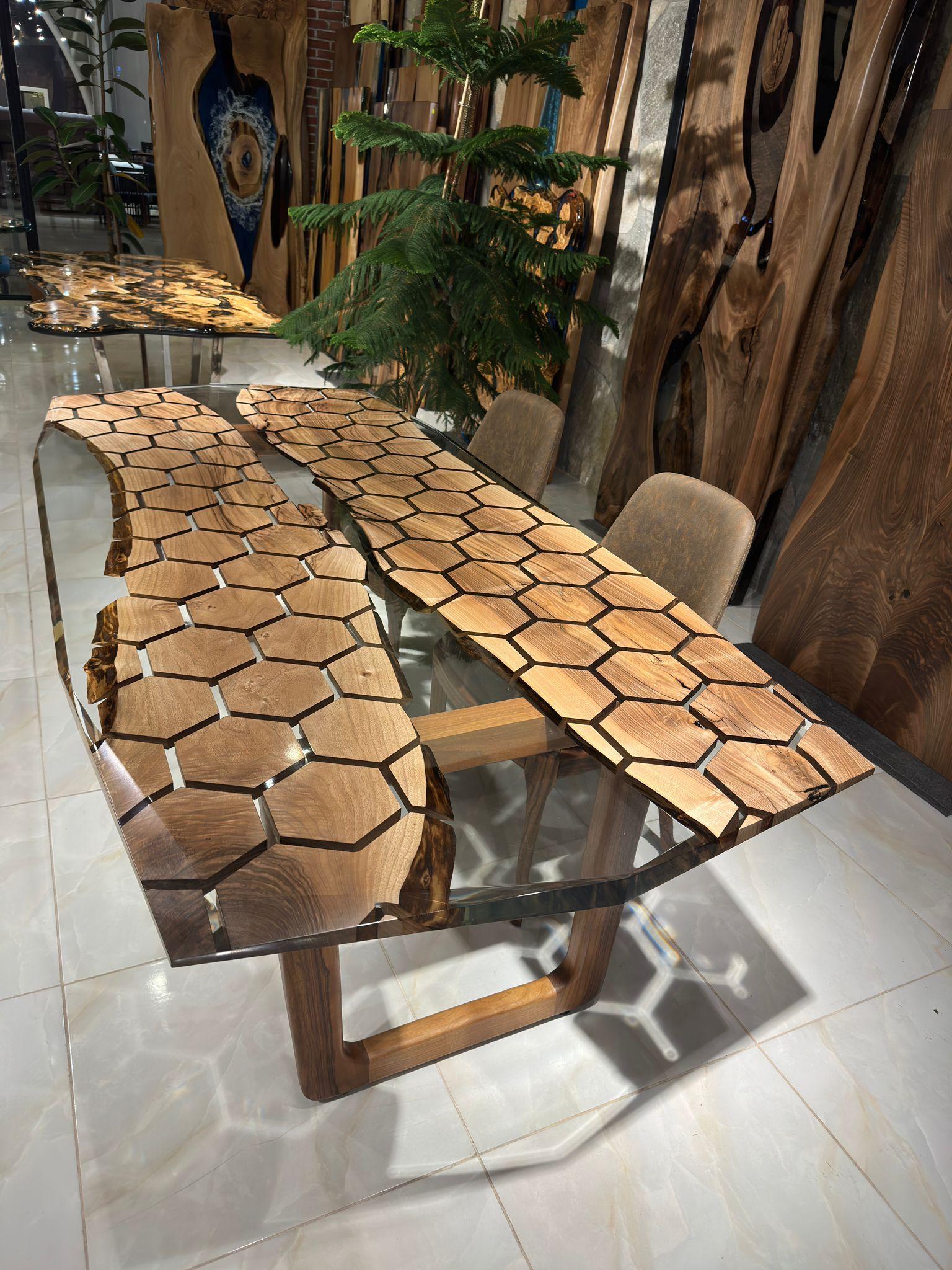 XXIe siècle et contemporain Table de salle à manger hexagonale en résine époxy transparente - Table géométrique en époxy en vente