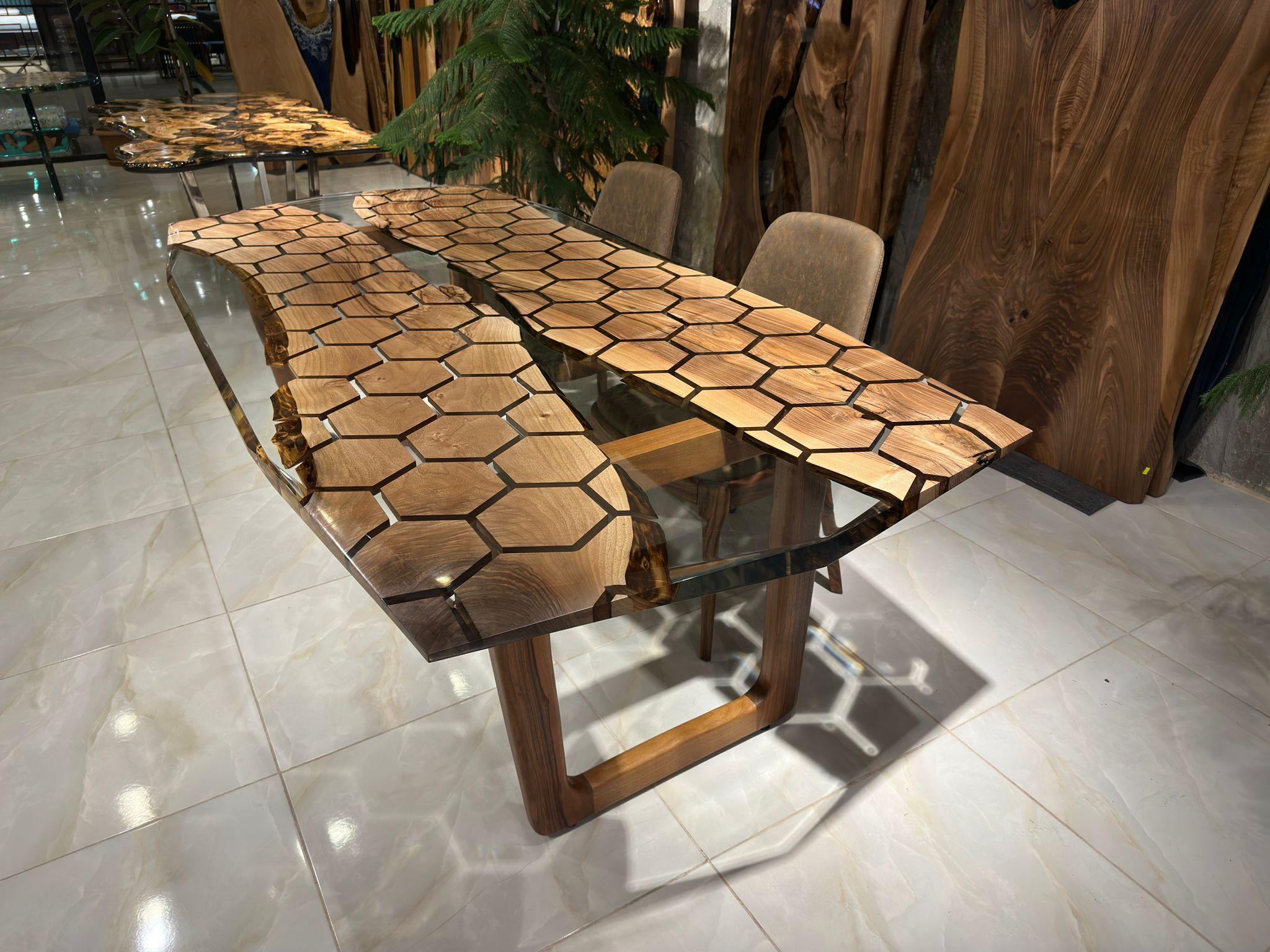 Table de salle à manger hexagonale en résine époxy transparente - Table géométrique en époxy en vente 1